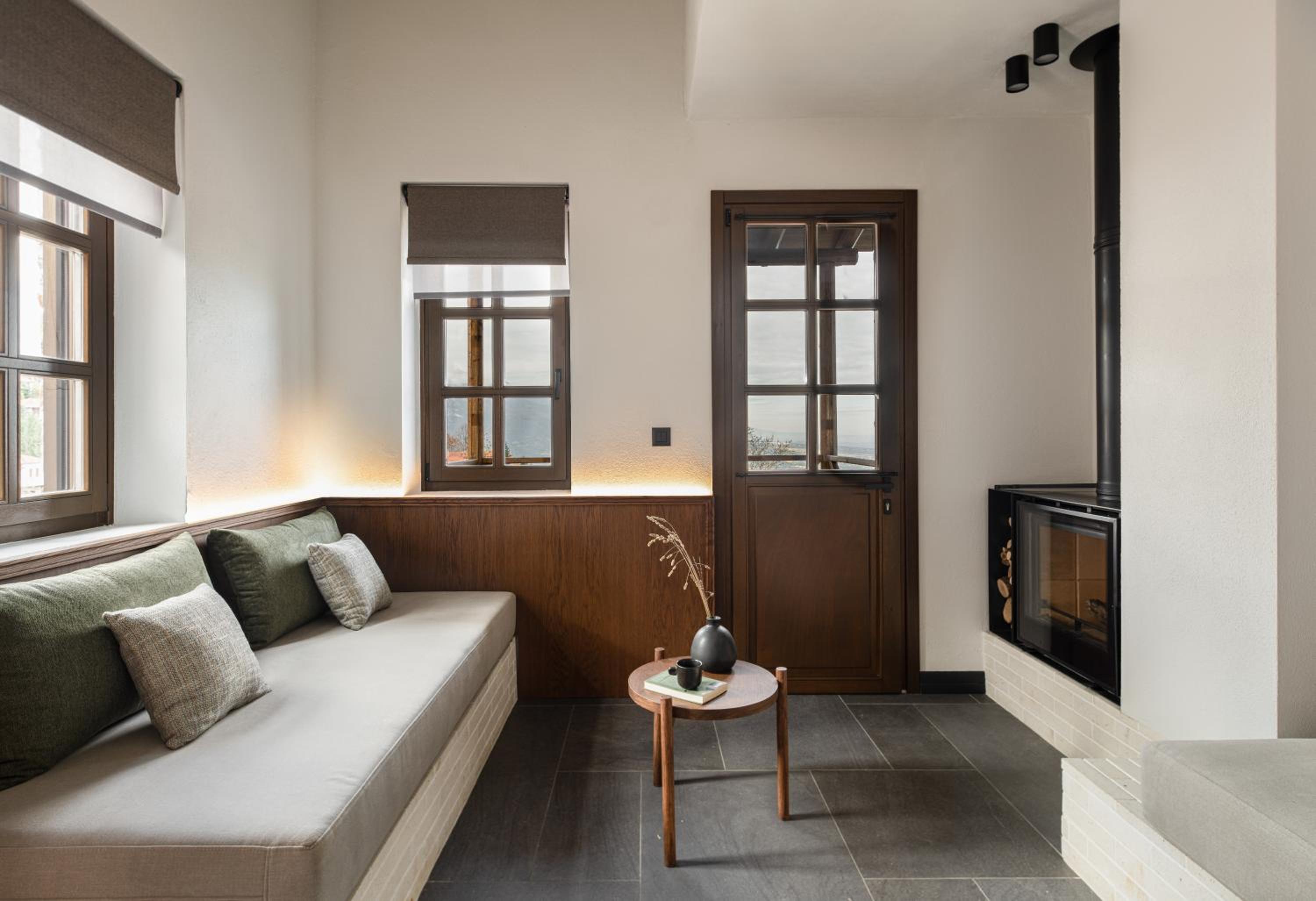 Split-Level Suite with Outdoor Hot Tub - Mountain & Sea View - Photo 8