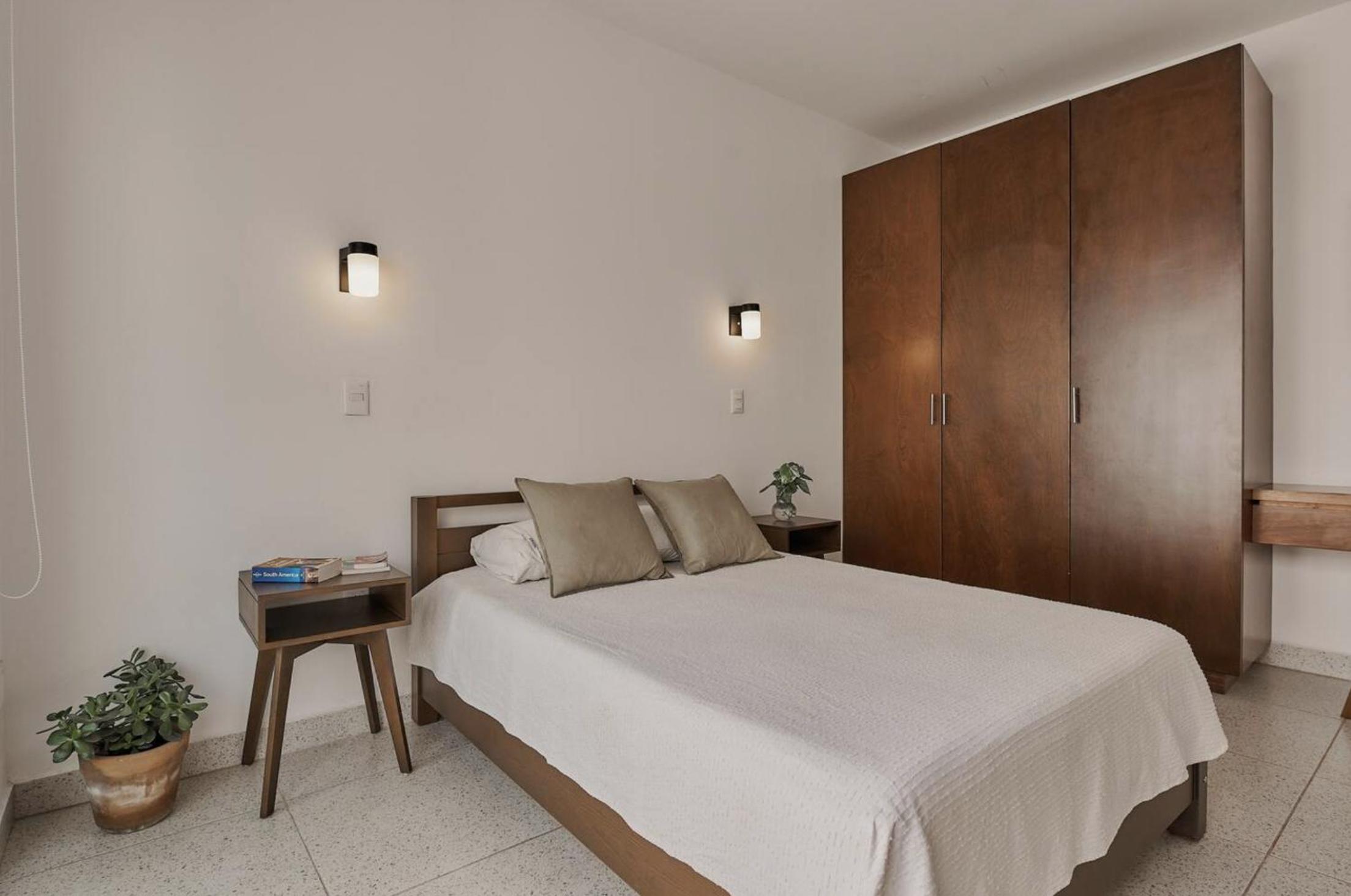 One-Bedroom Apartment photo 1