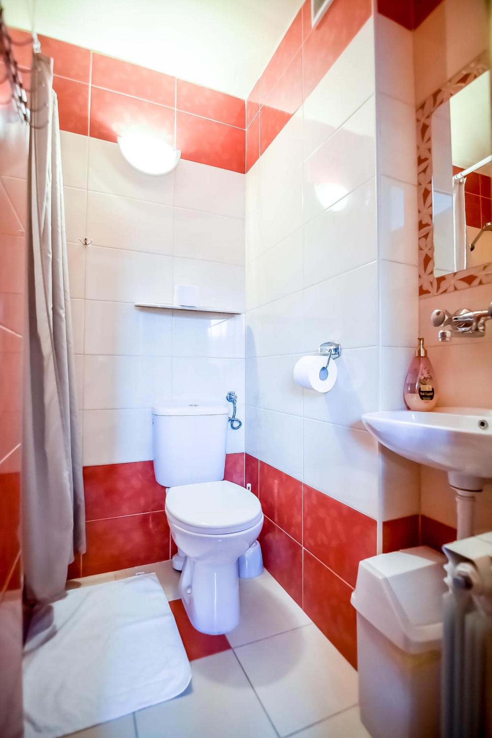 Quadruple Room with Private Bathroom - Photo 63