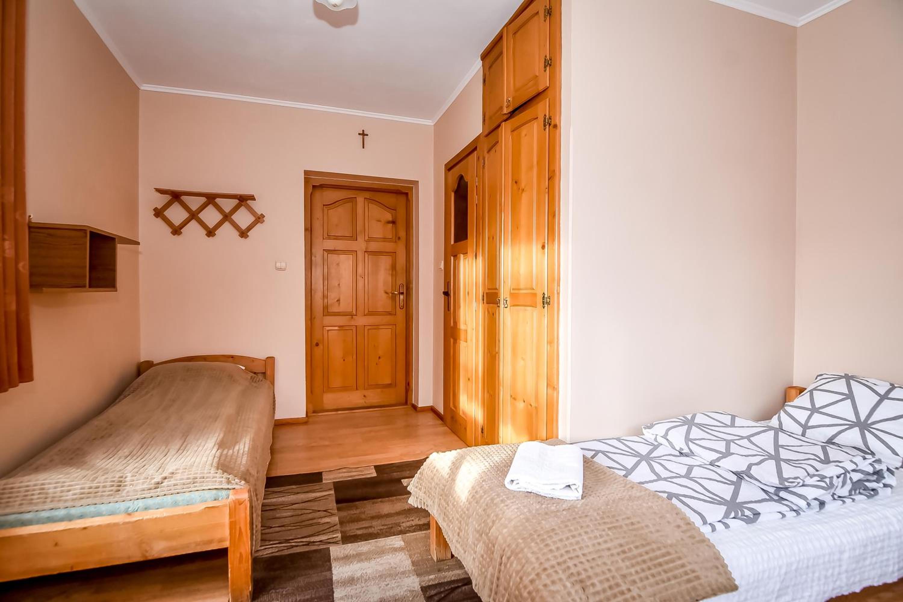 Quadruple Room with Private Bathroom - Photo 4