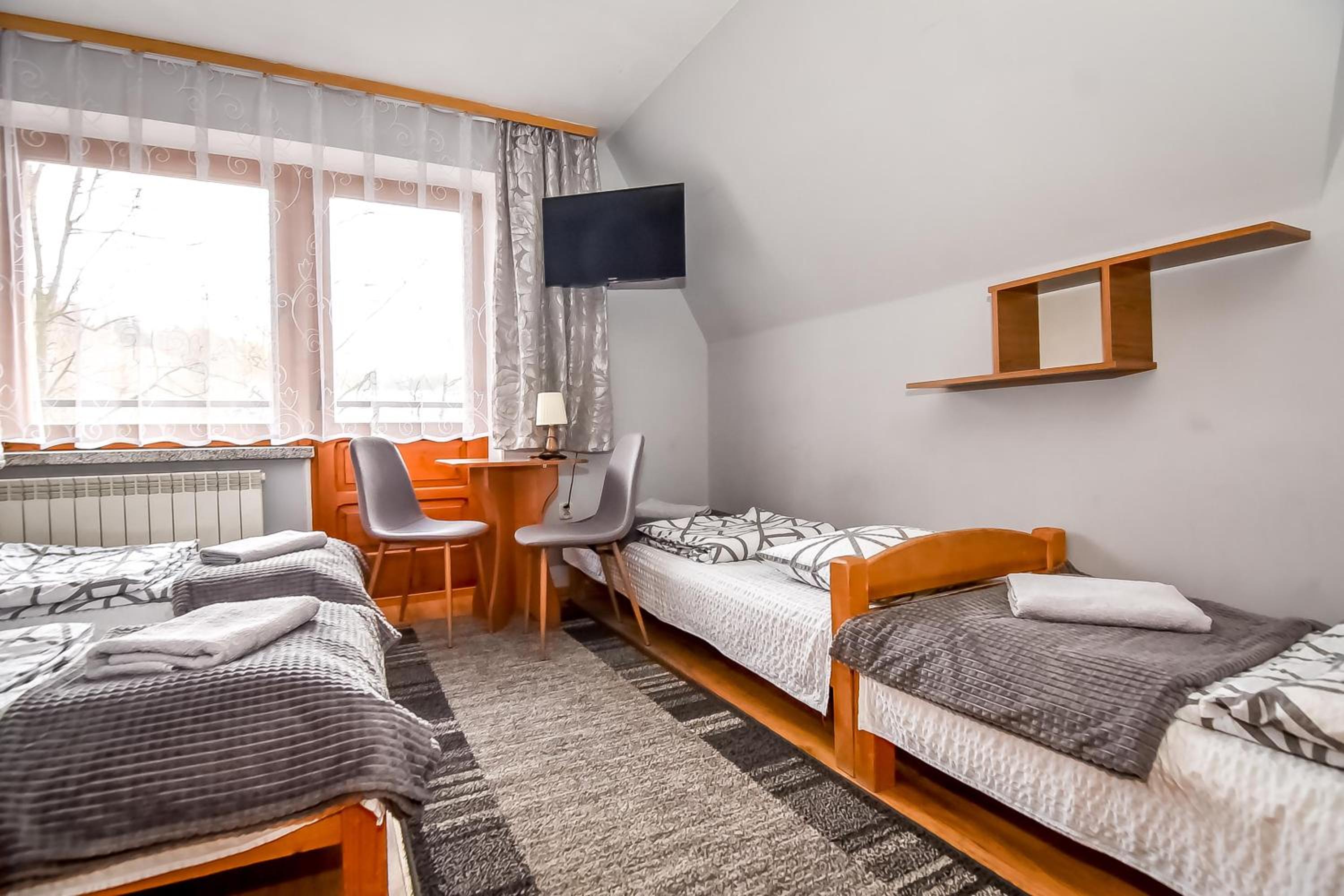 Quadruple Room with Private Bathroom - Photo 32