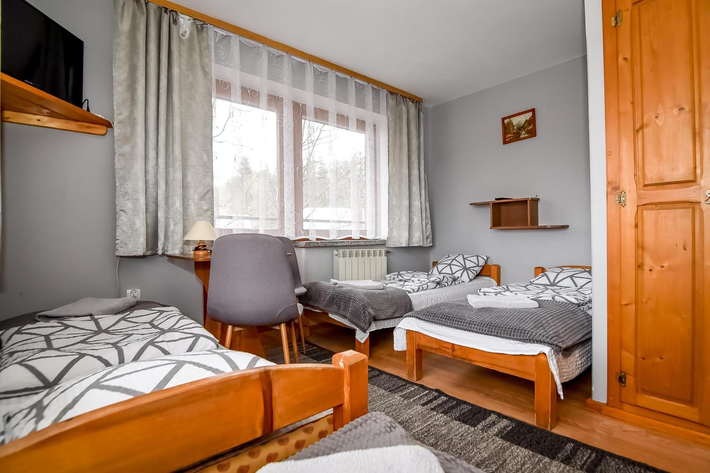Quadruple Room with Private Bathroom - Photo 35