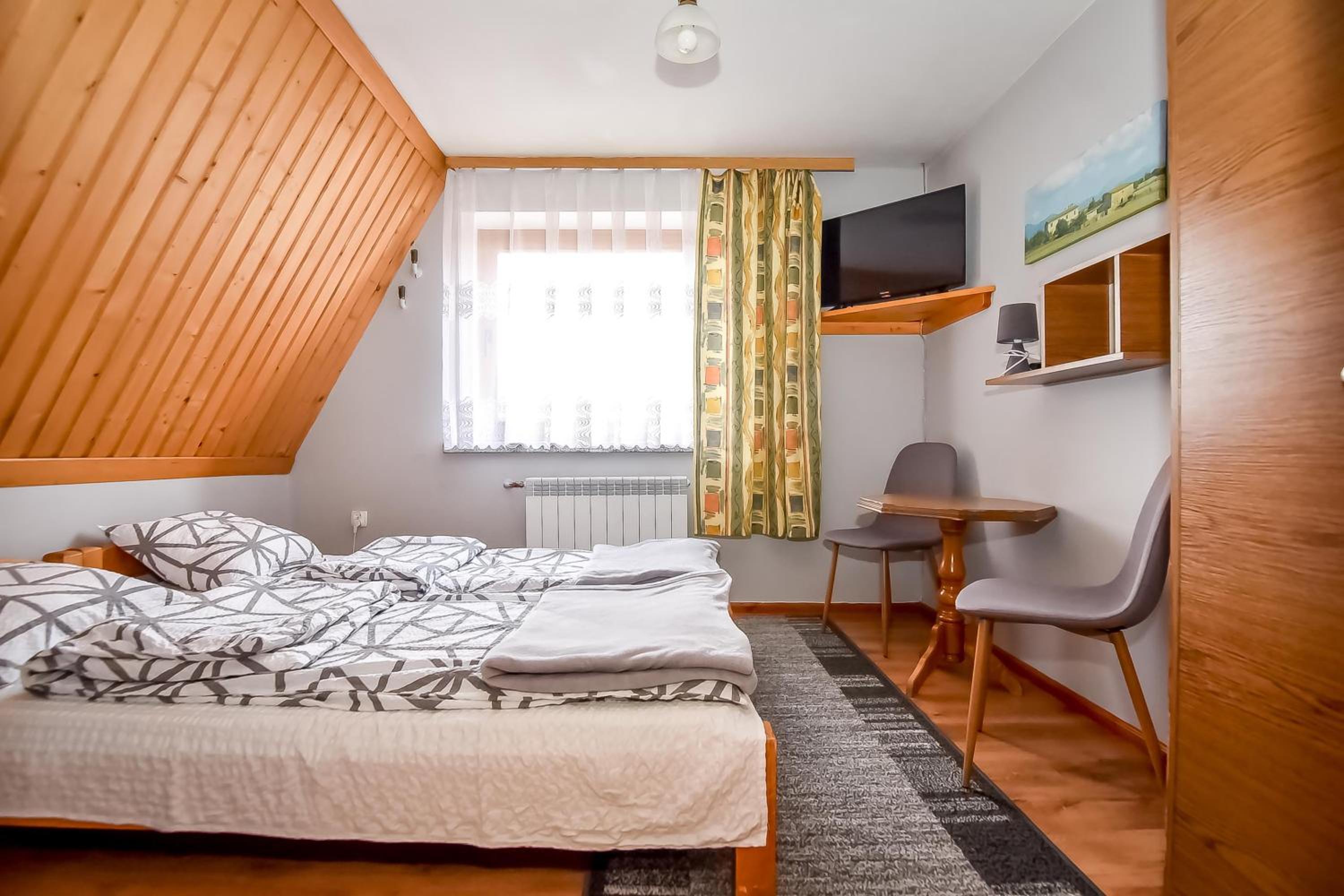 Quadruple Room with Private Bathroom - Photo 37