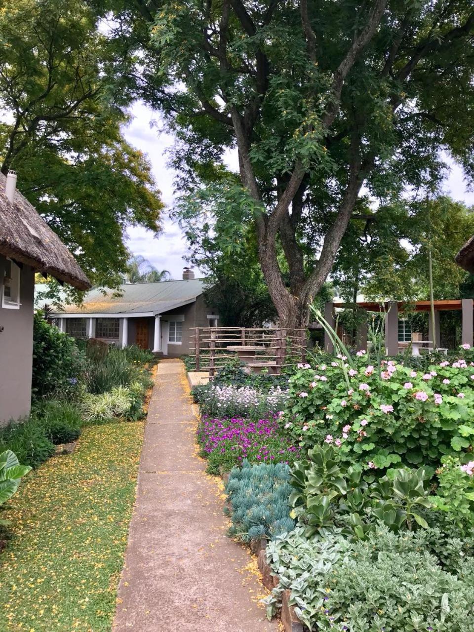 Double or Twin Room with Garden View - Photo 9