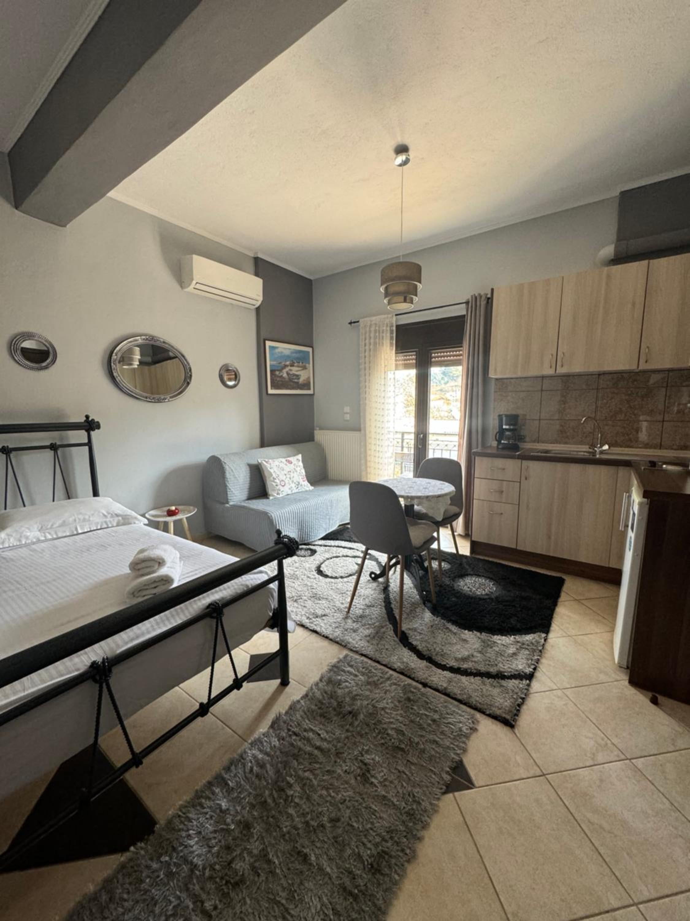 Apartment with Mountain View