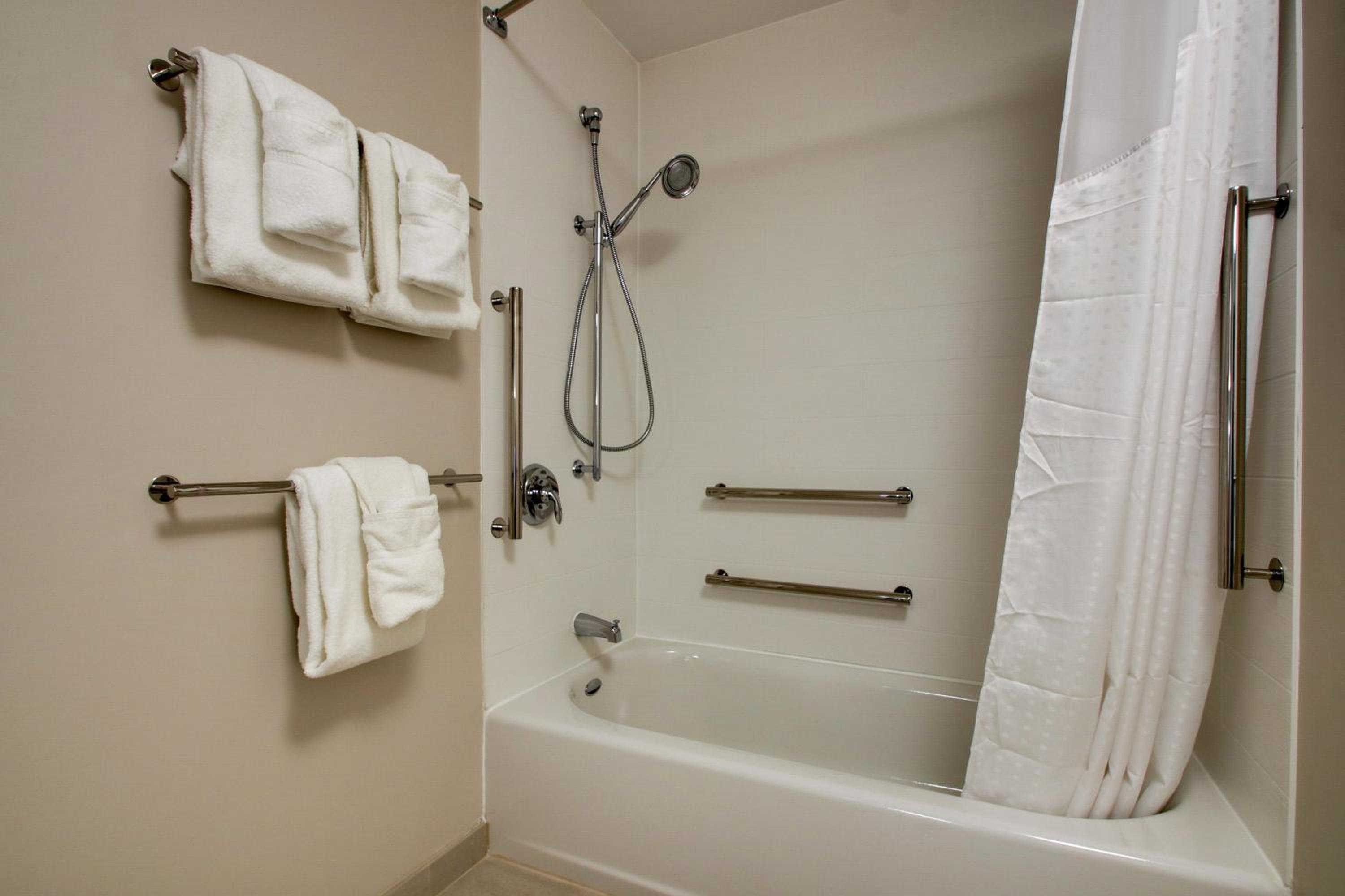 Standard Queen Room with Two Queen Beds and Mobility Accessible Tub