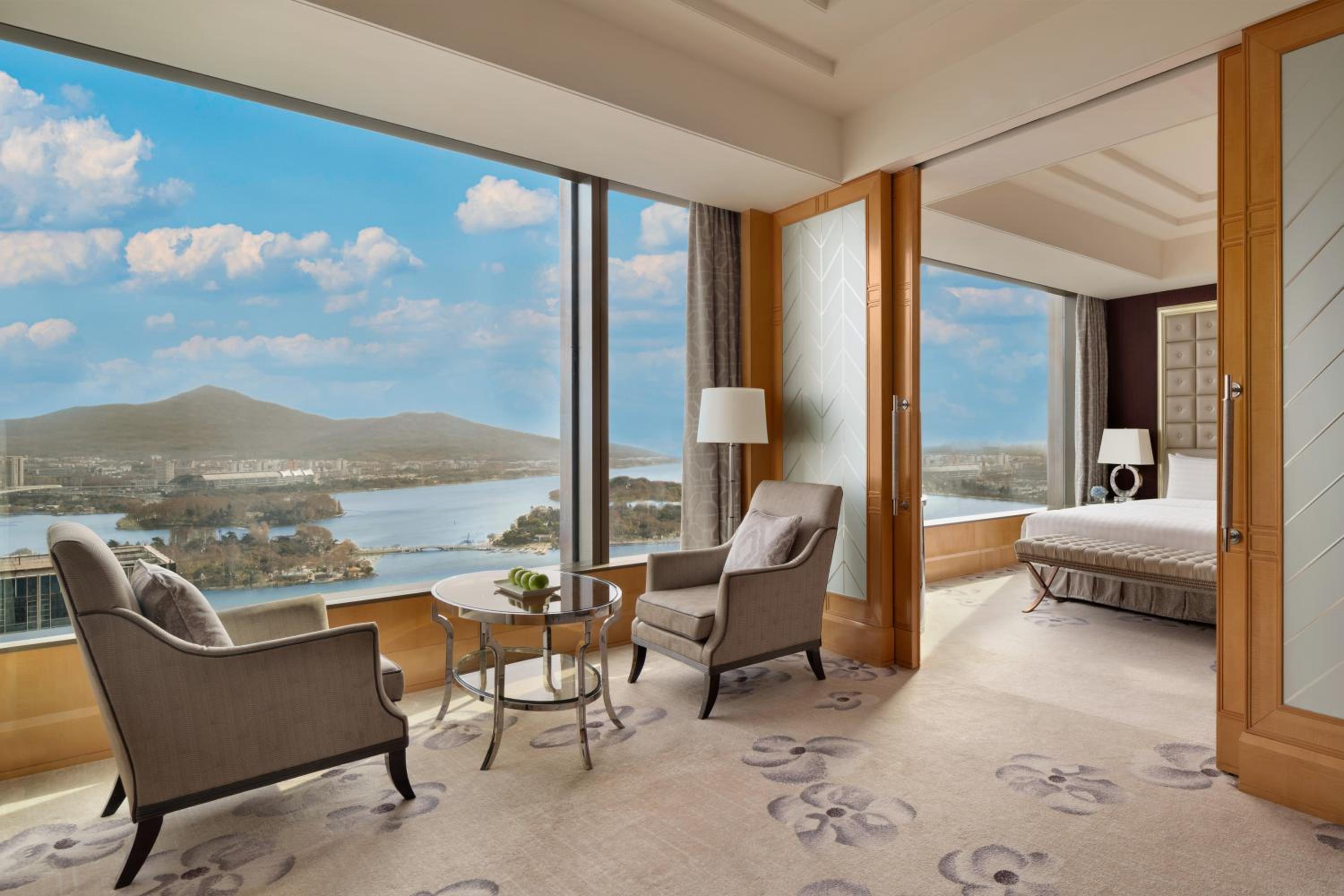 Horizon Grand Premier King Room with lake view