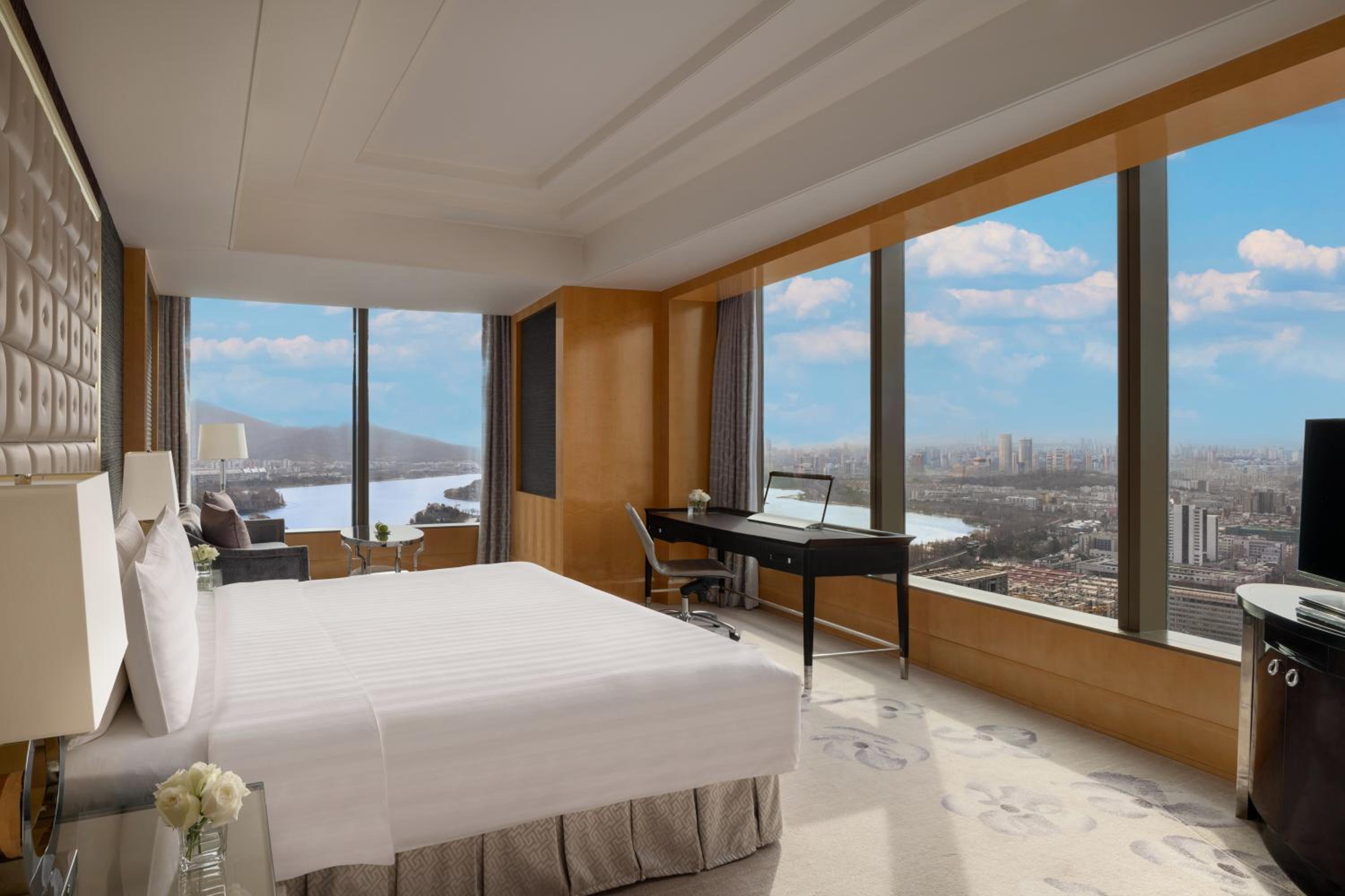 Horizon King Room with Lake View