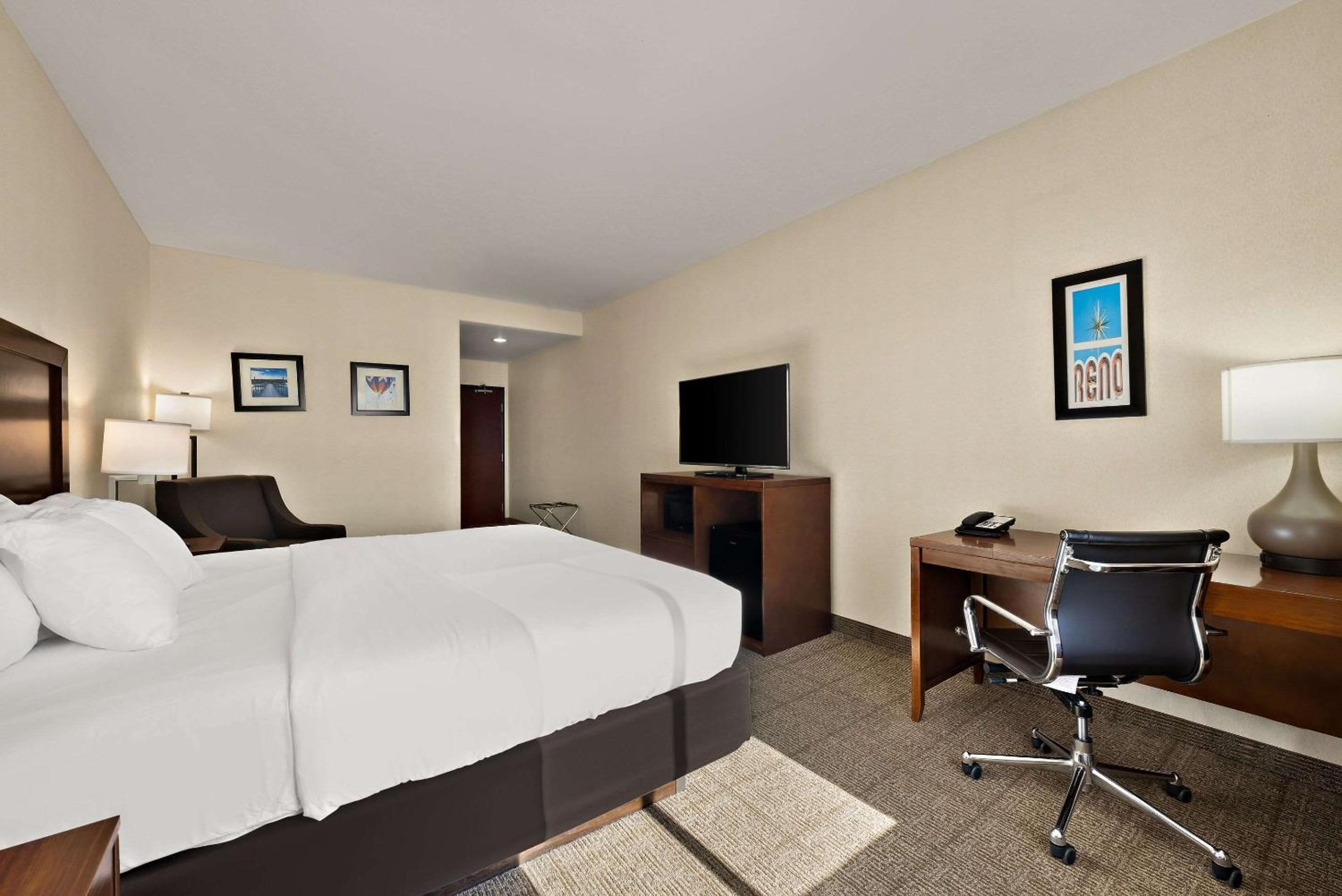 King Room - Non-Smoking - Photo 2