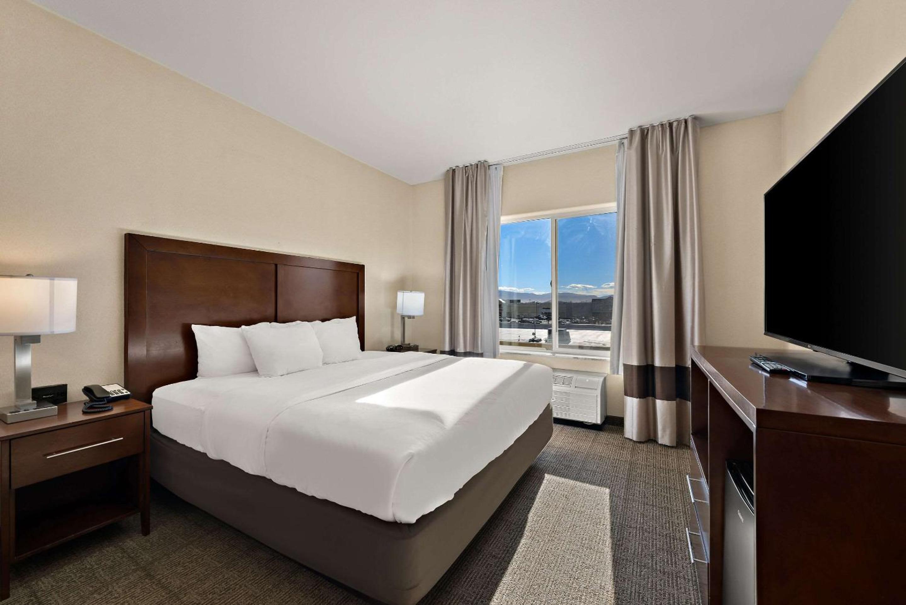 King Suite - Non-Smoking - Photo 2