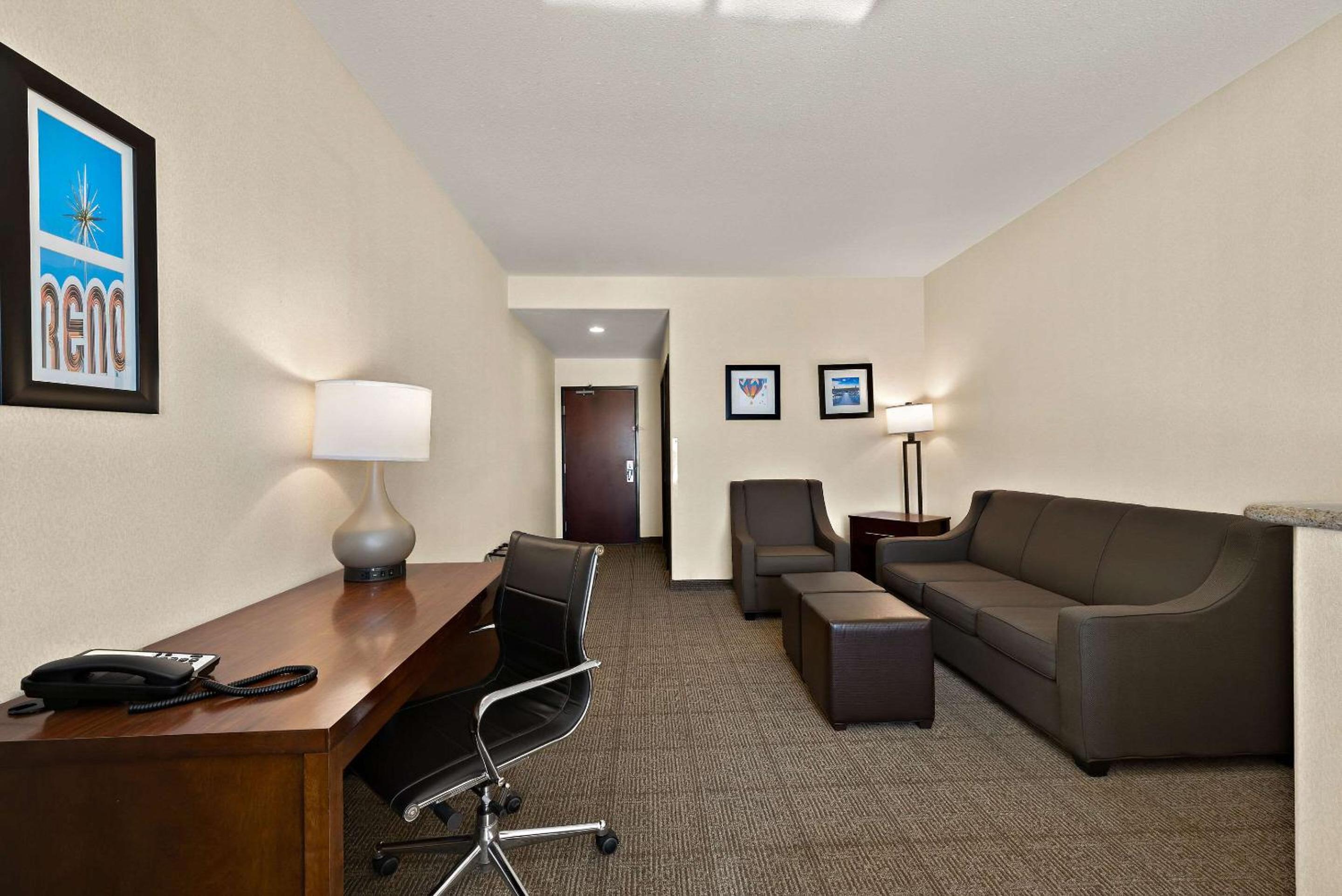 King Suite - Non-Smoking - Photo 5