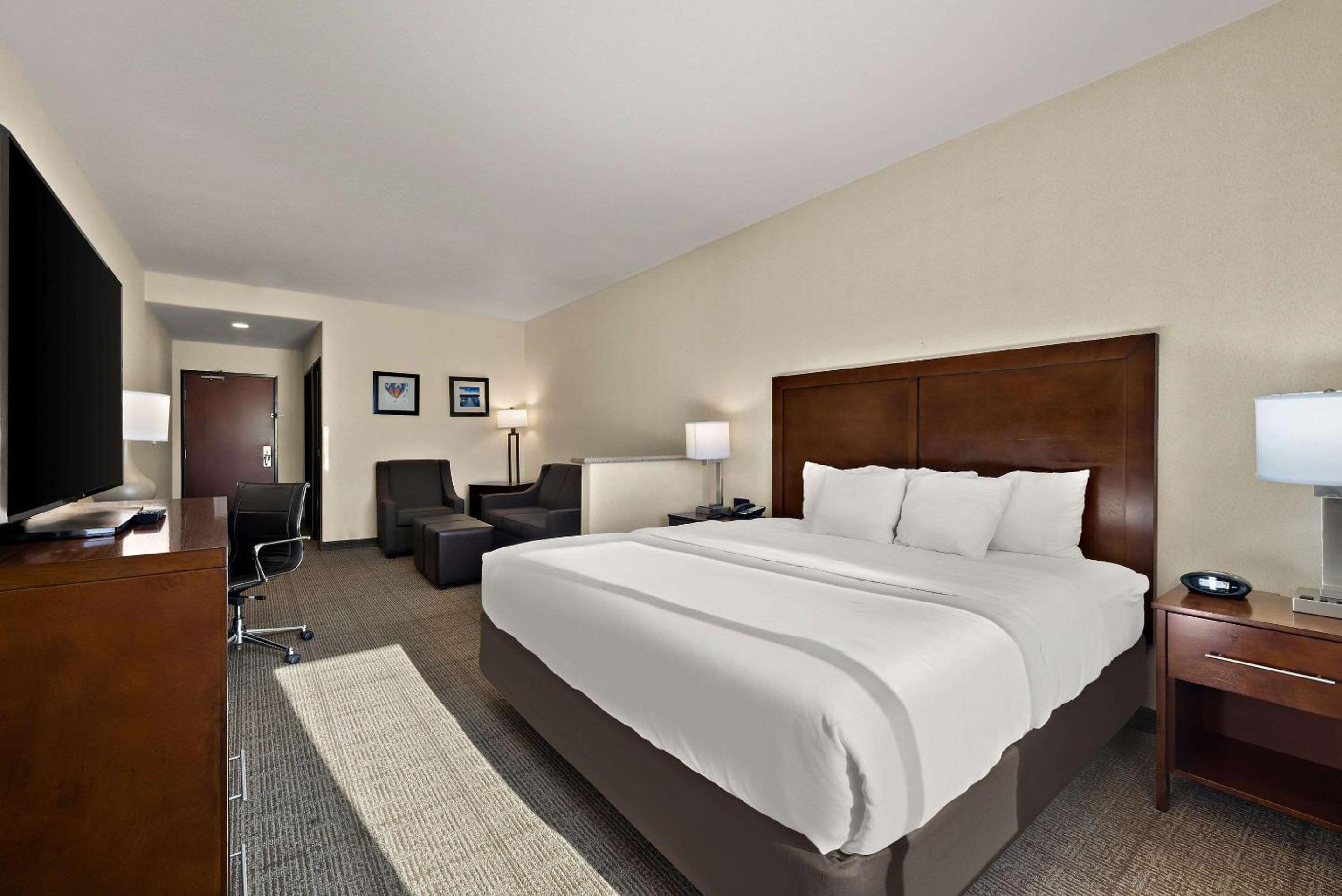 King Suite - Non-Smoking - Photo 6