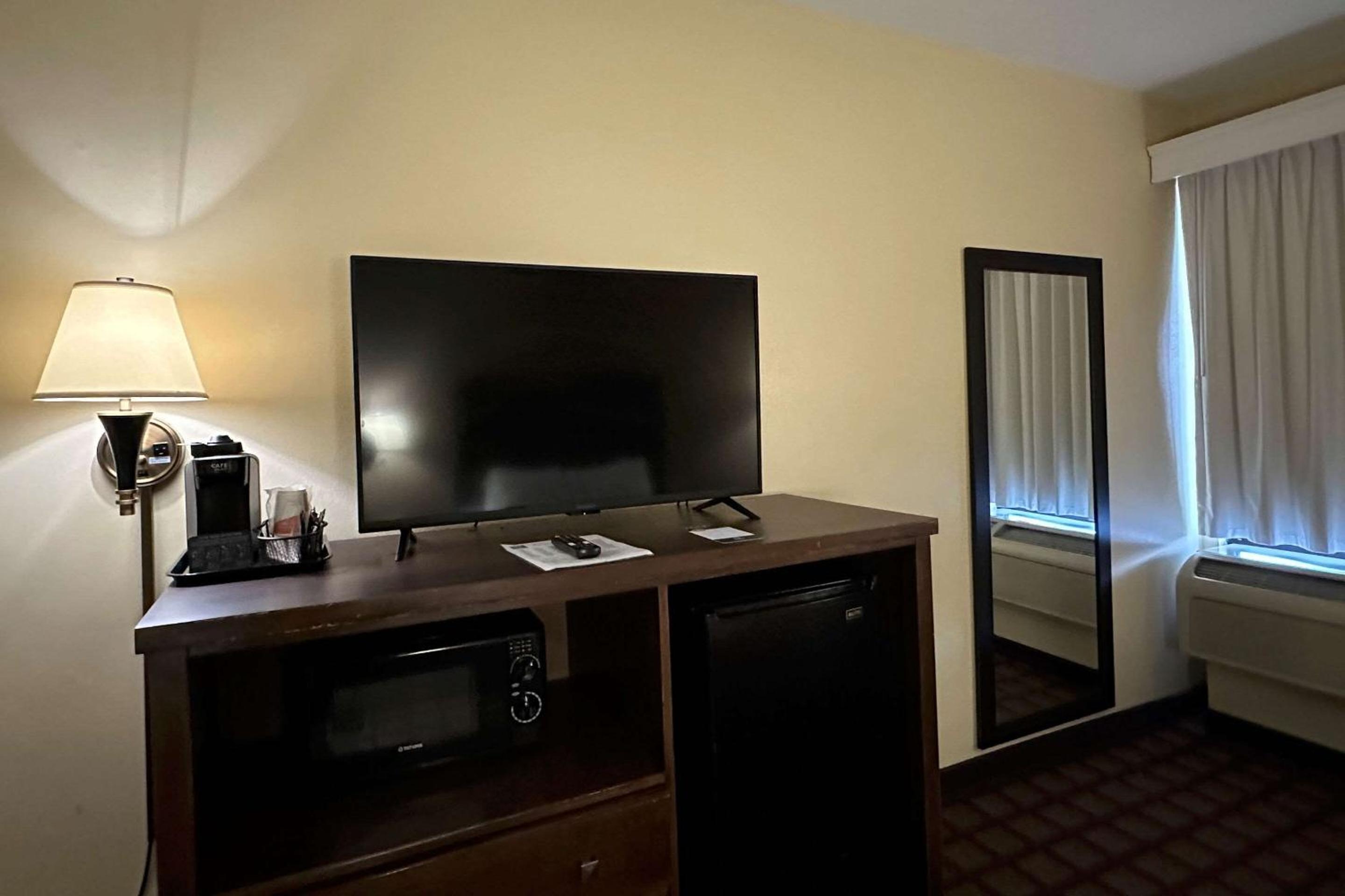 Queen Room with Two Queen Beds - Non-Smoking photo 2