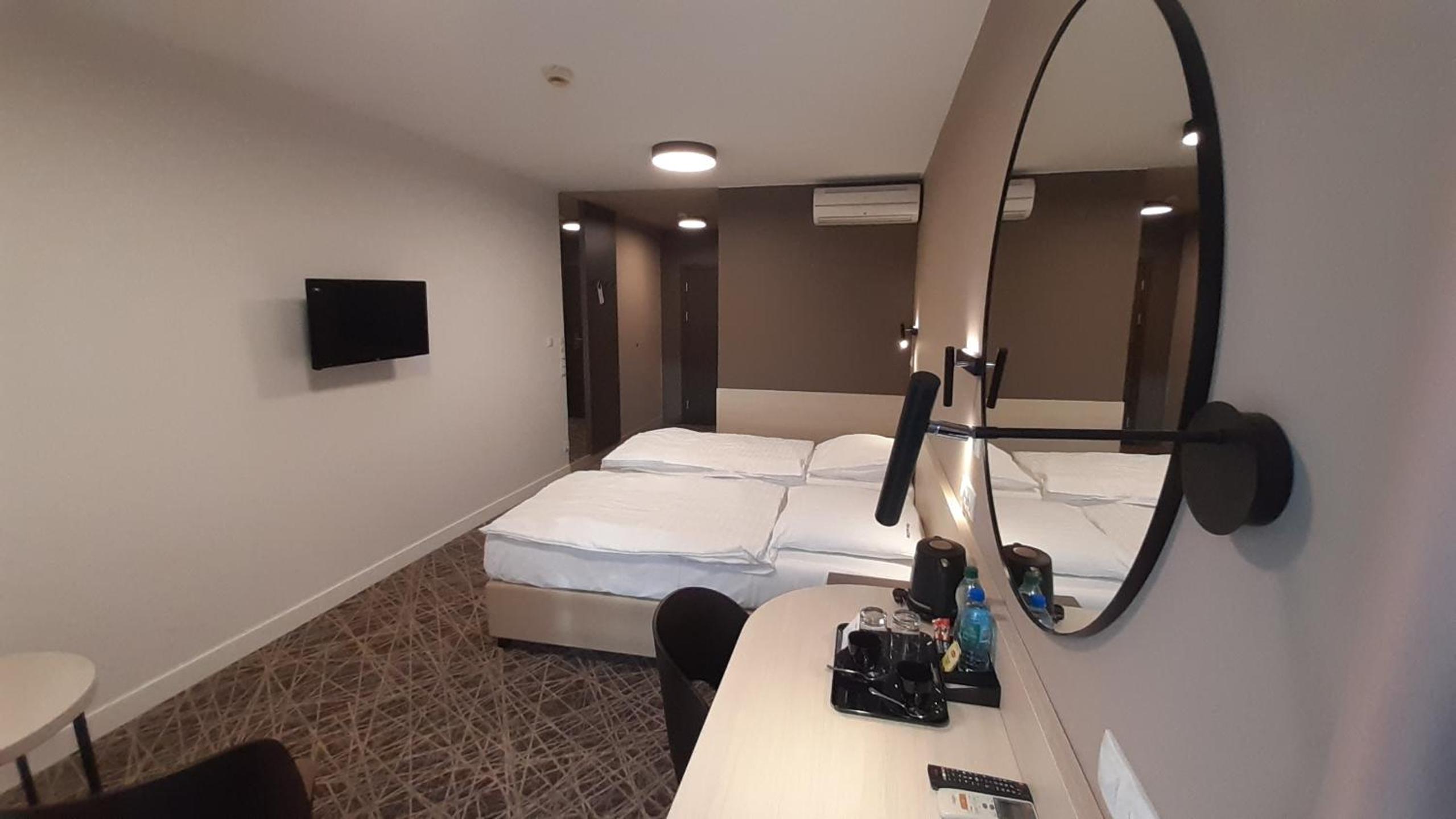 Standard Double or Twin Room - Photo 5