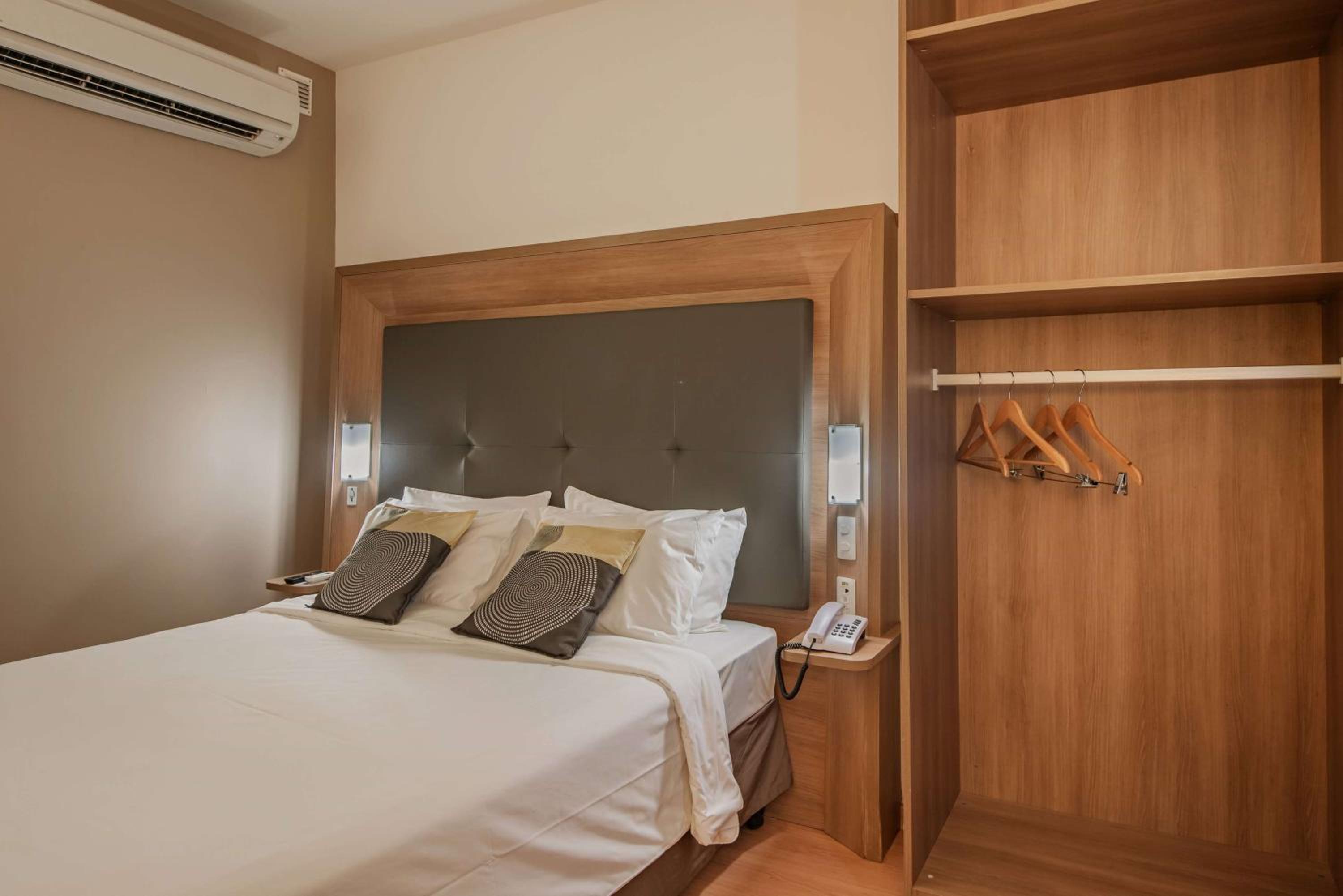 Double Room with Roll-In Shower - Mobility Accessible/Non-Smoking
