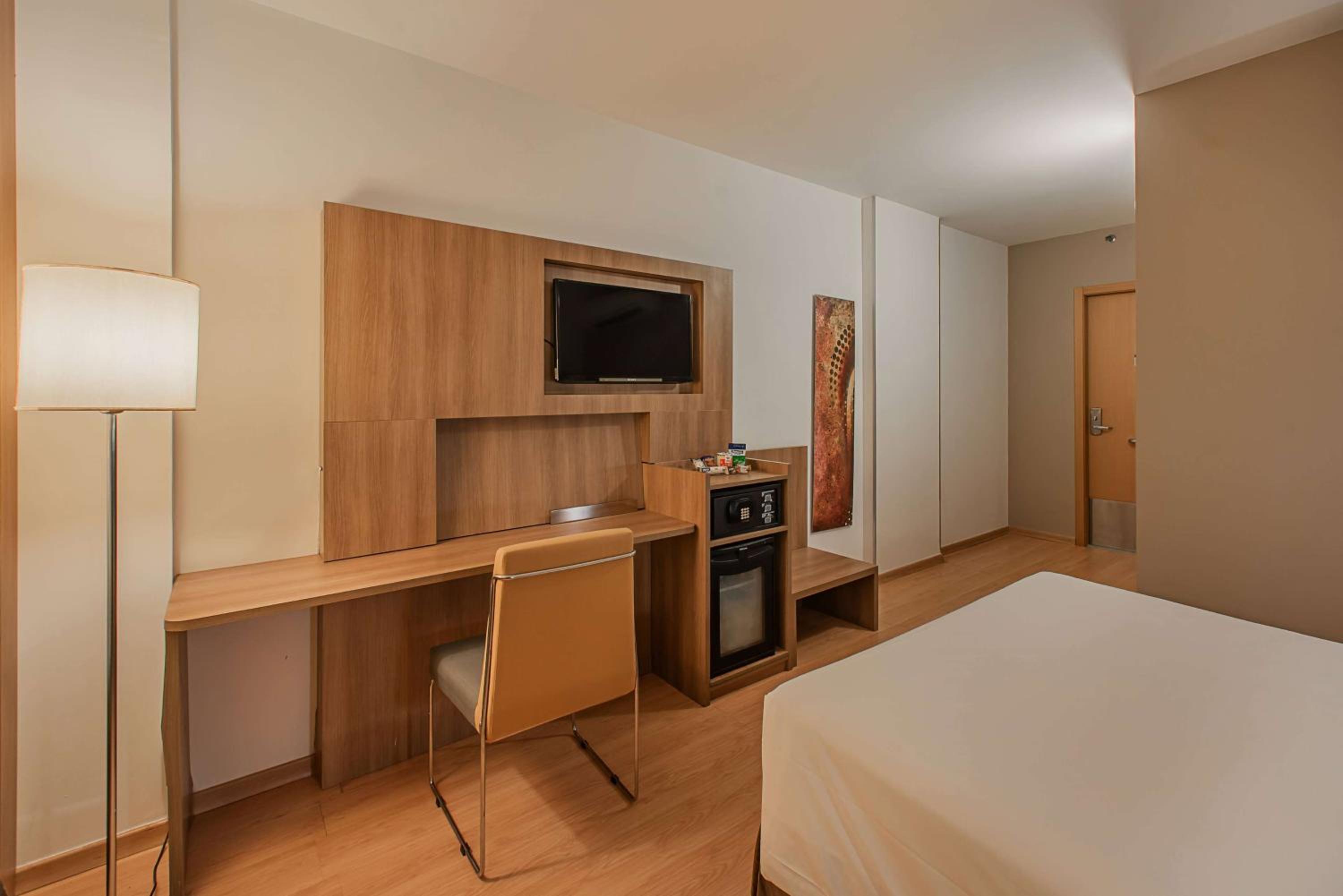 Double Room with Roll-In Shower - Mobility Accessible/Non-Smoking