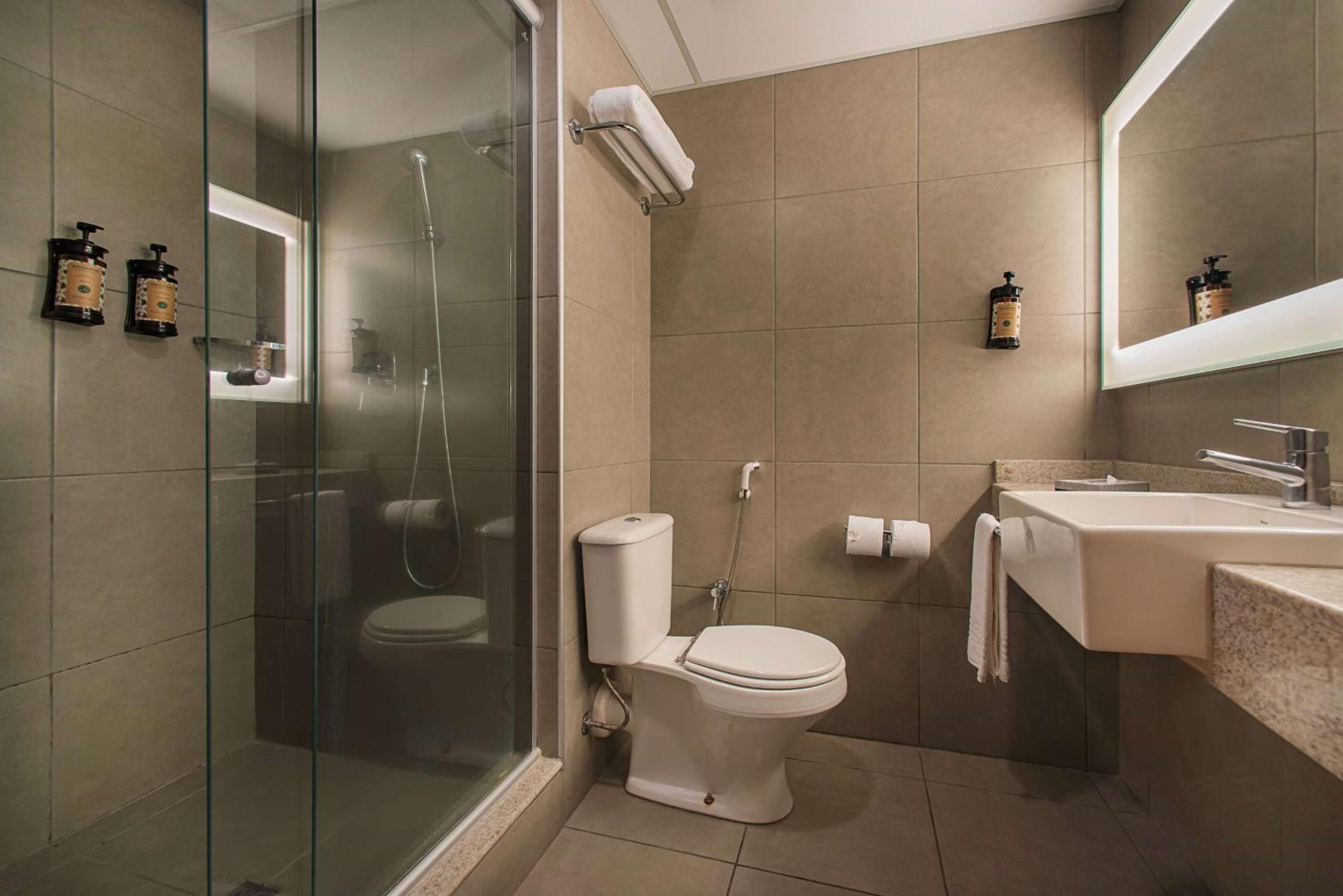 Double Room with Roll-In Shower - Mobility Accessible/Non-Smoking