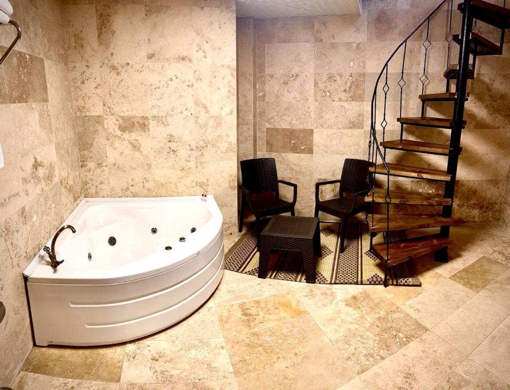 Duplex Suite - Photo 11