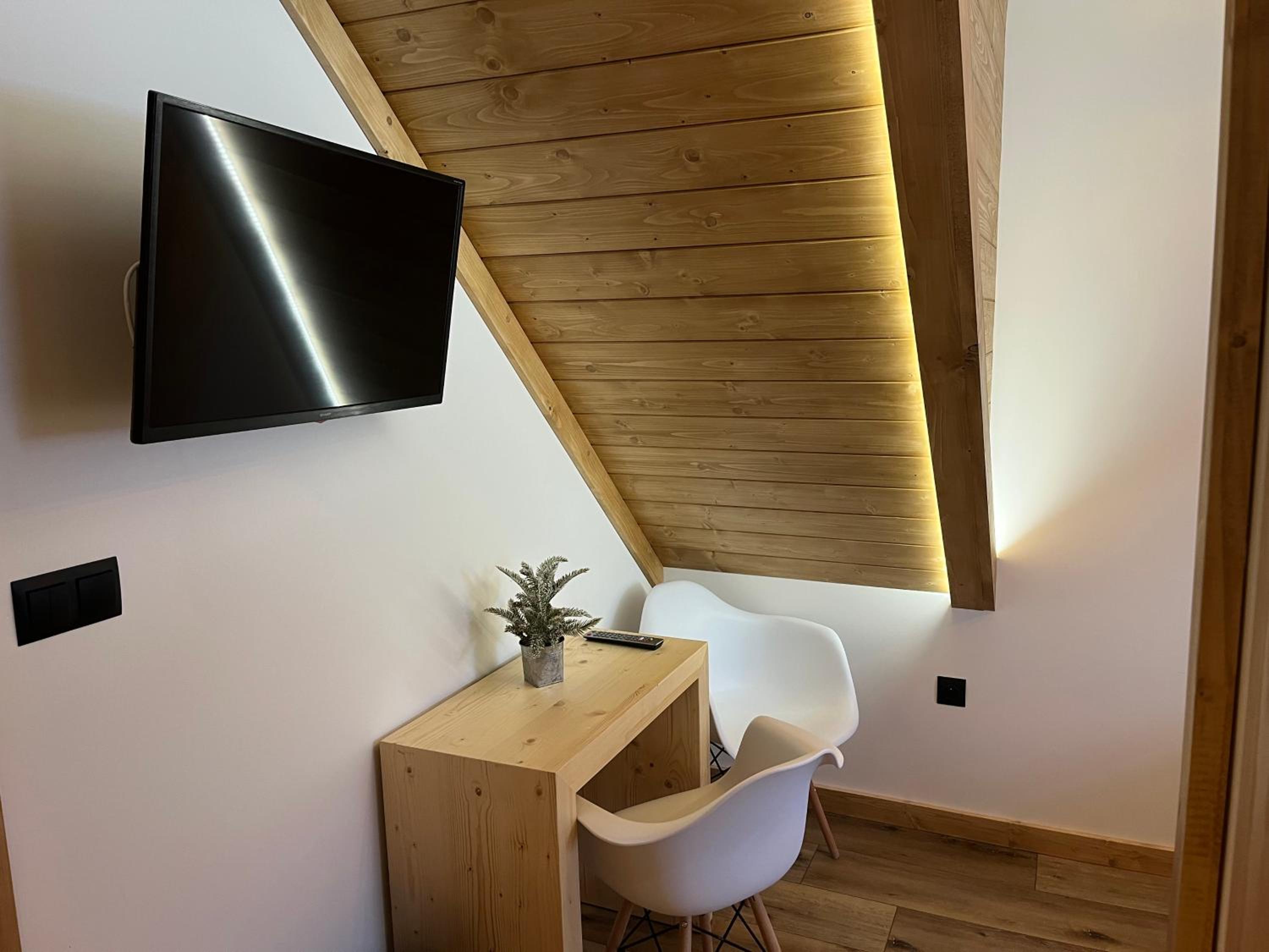 Double Room - Photo 5