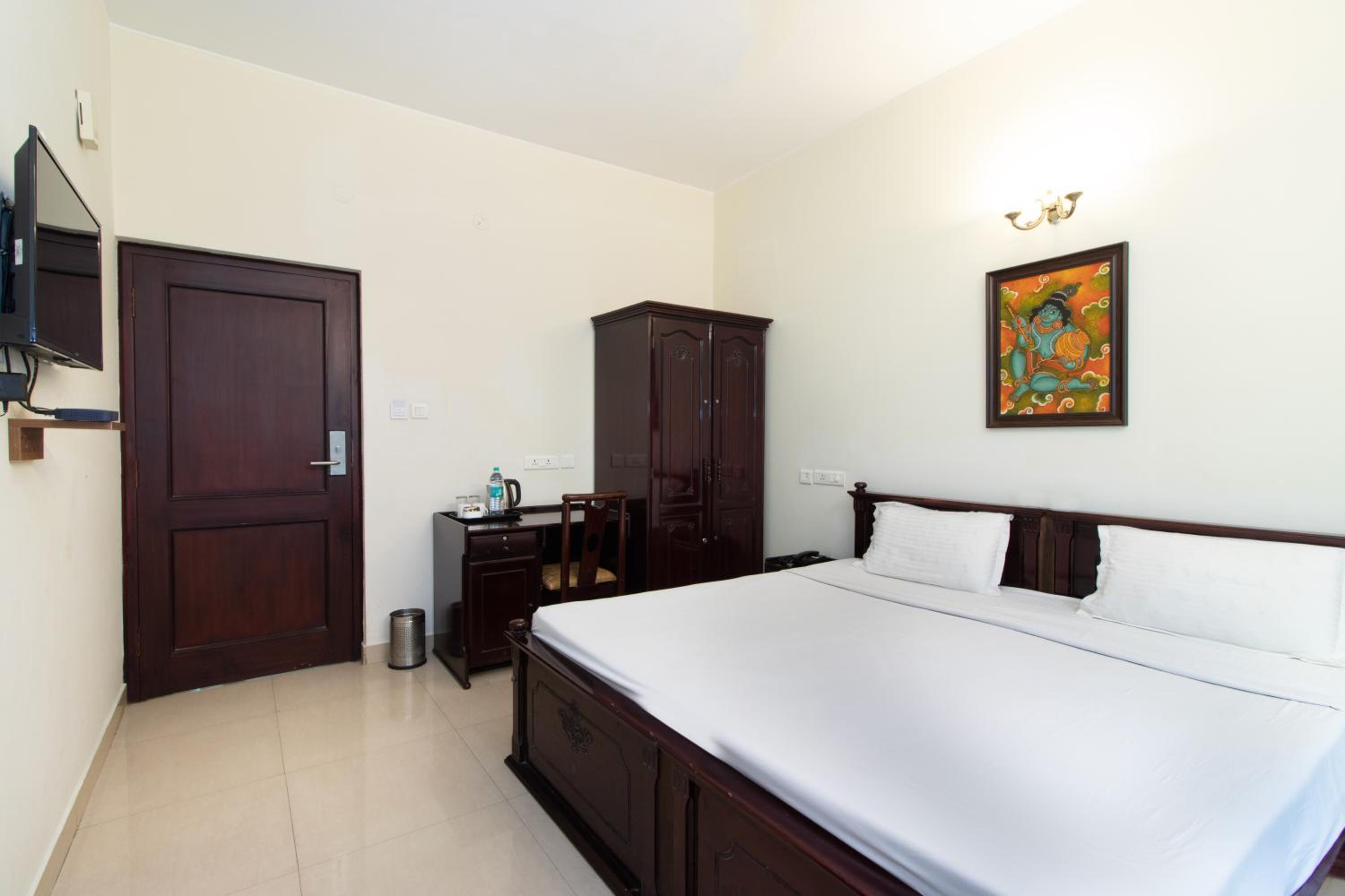 Deluxe Queen Room - Photo 8