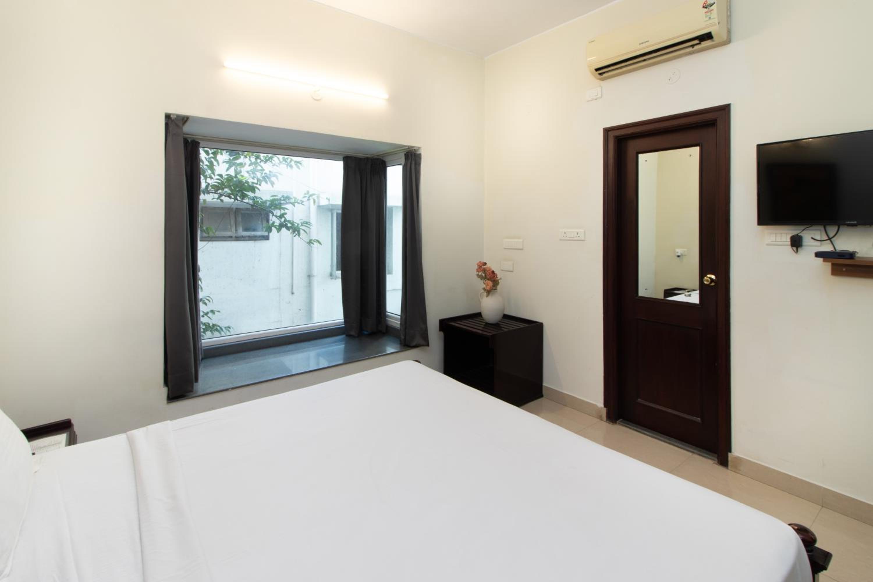 Deluxe Queen Room - Photo 9