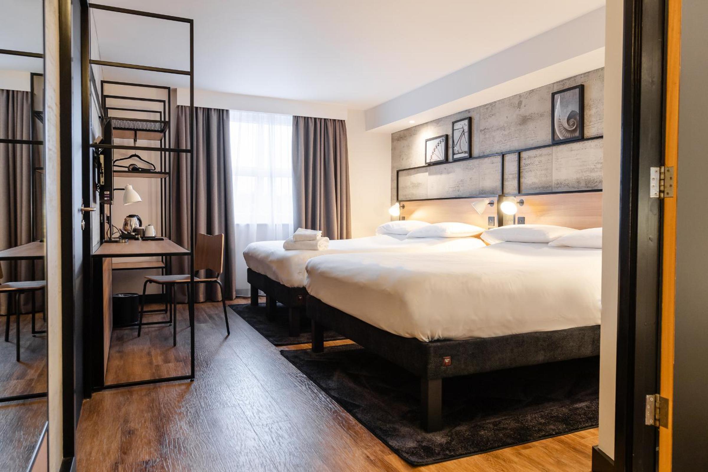 Standard Room with One Double Bed and Two Single Beds - Photo 9