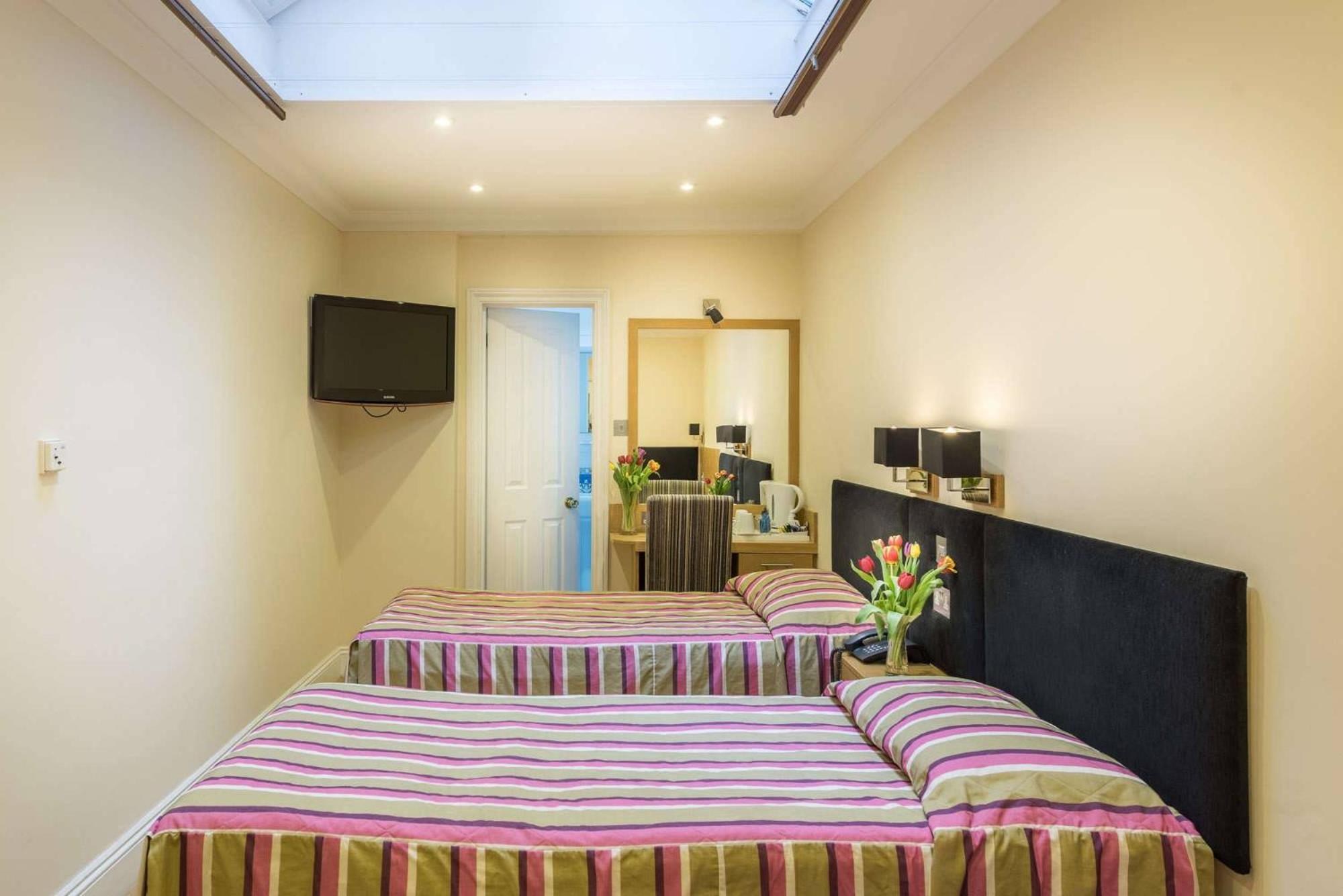Standard Twin Room photo 2