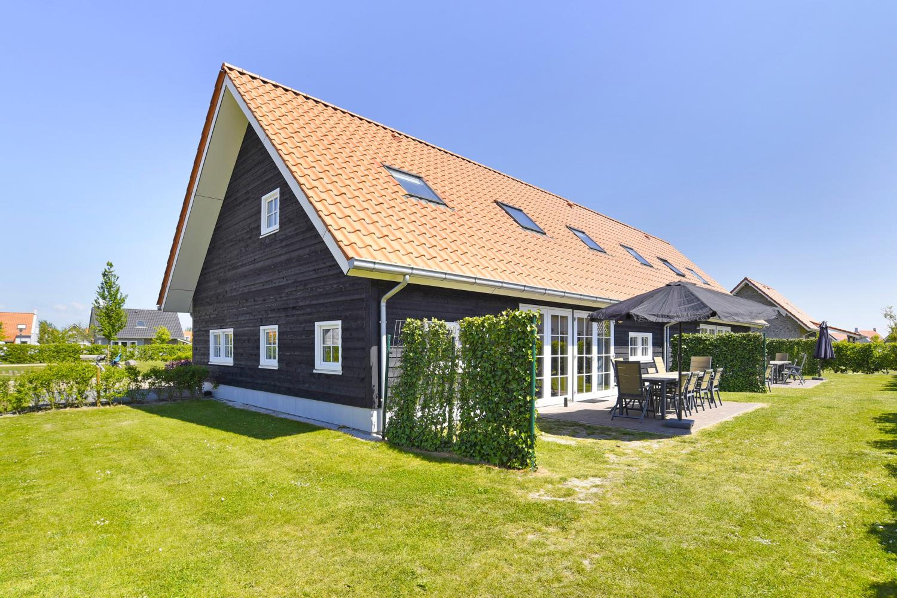 Five-Bedroom House photo 3