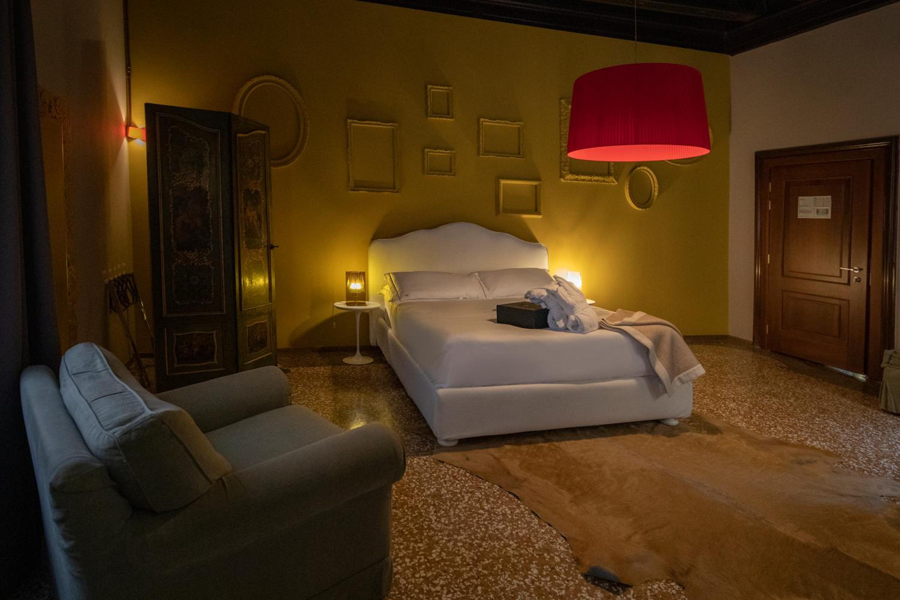 Junior Suite with Canal View thumbnail 5