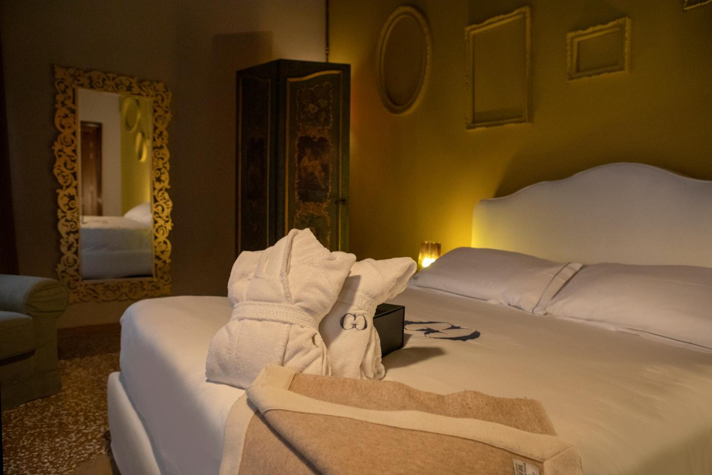 Junior Suite with Canal View thumbnail 6