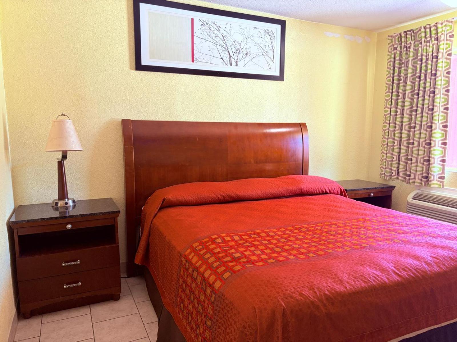 King Bed with Kitchenette Smoking
