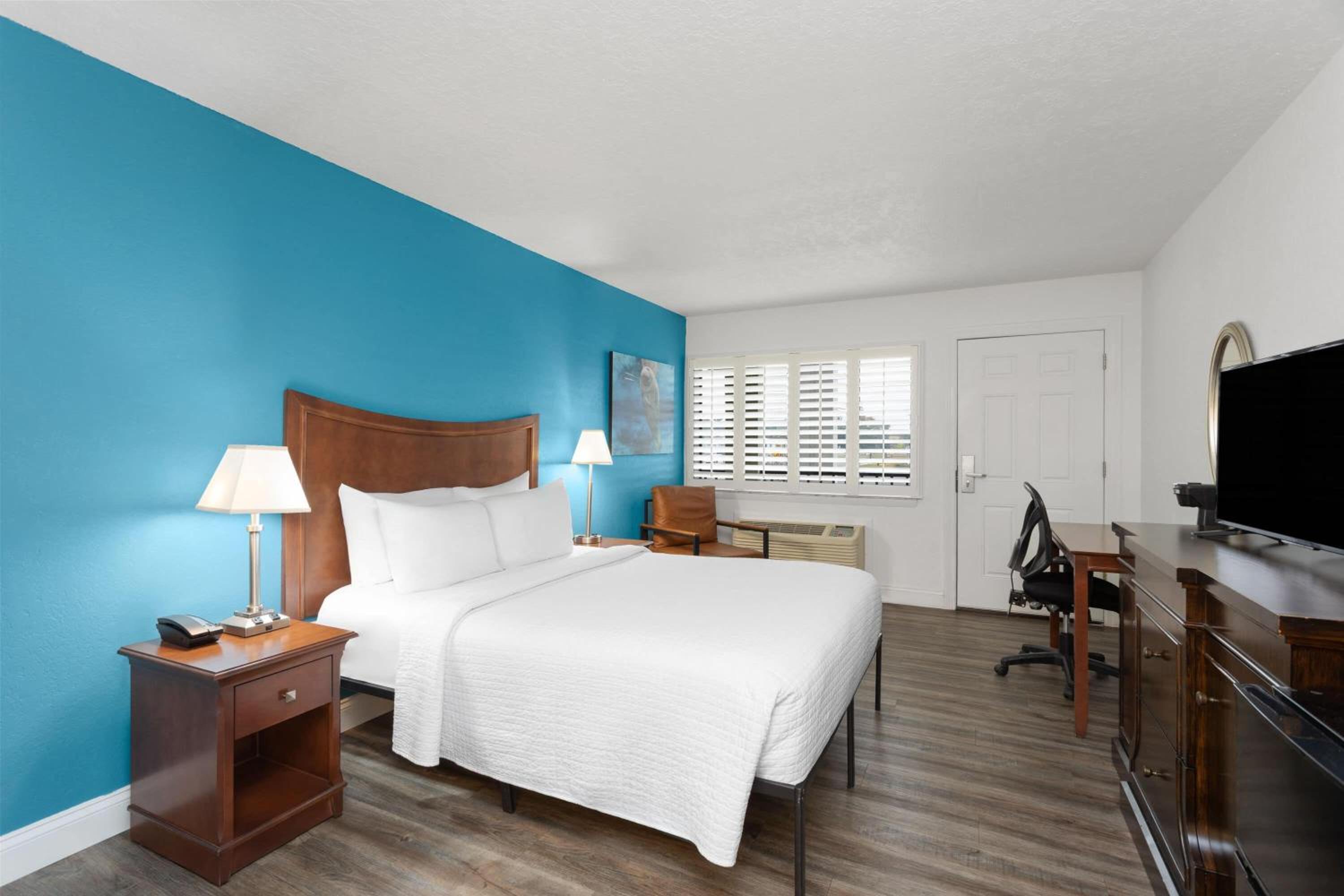 Deluxe Queen Room with Tub w/Grab Bars - Mobility Accessible/Non-Smoking