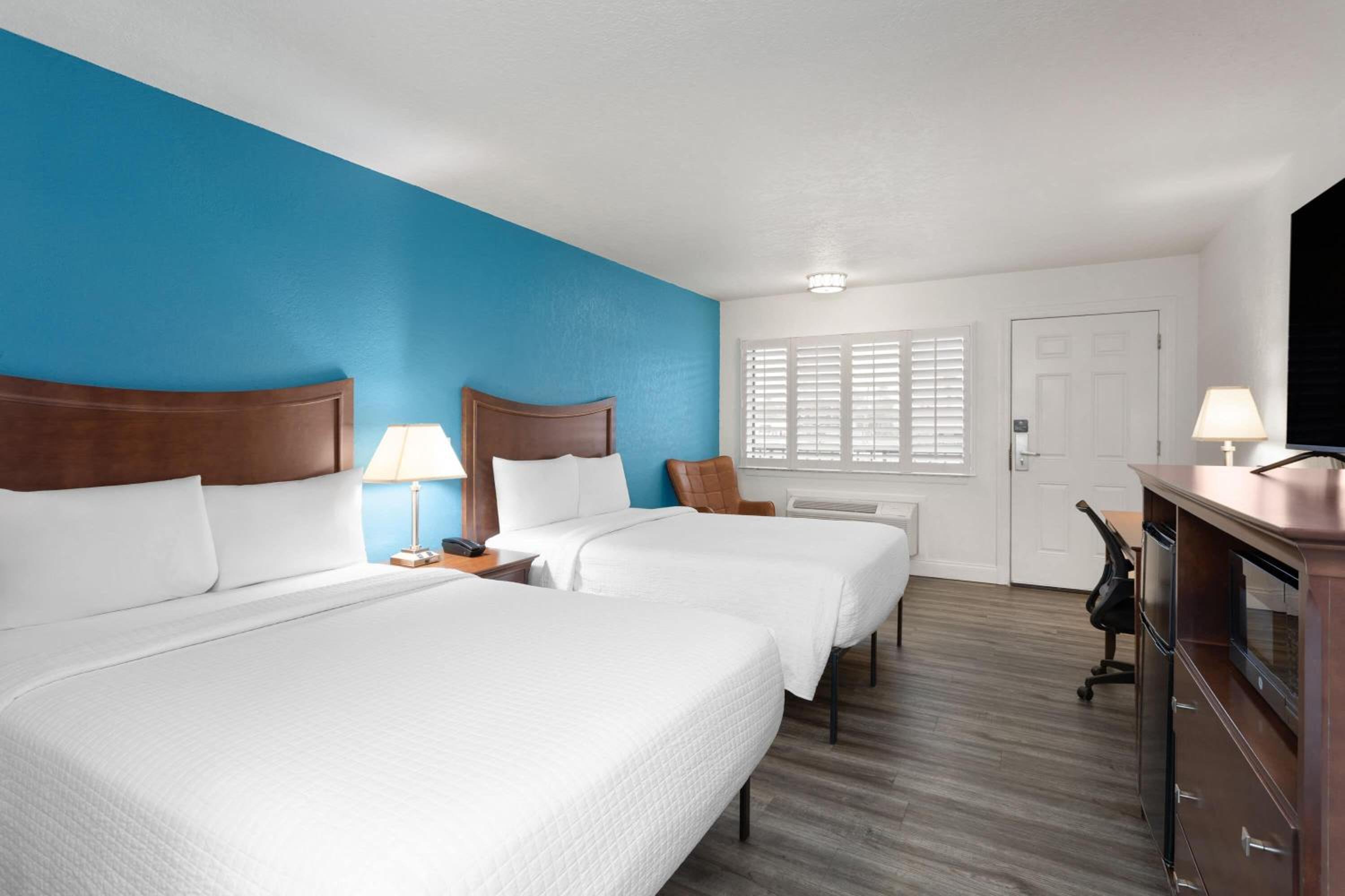Deluxe Double Room with Two Double Beds - Non-Smoking