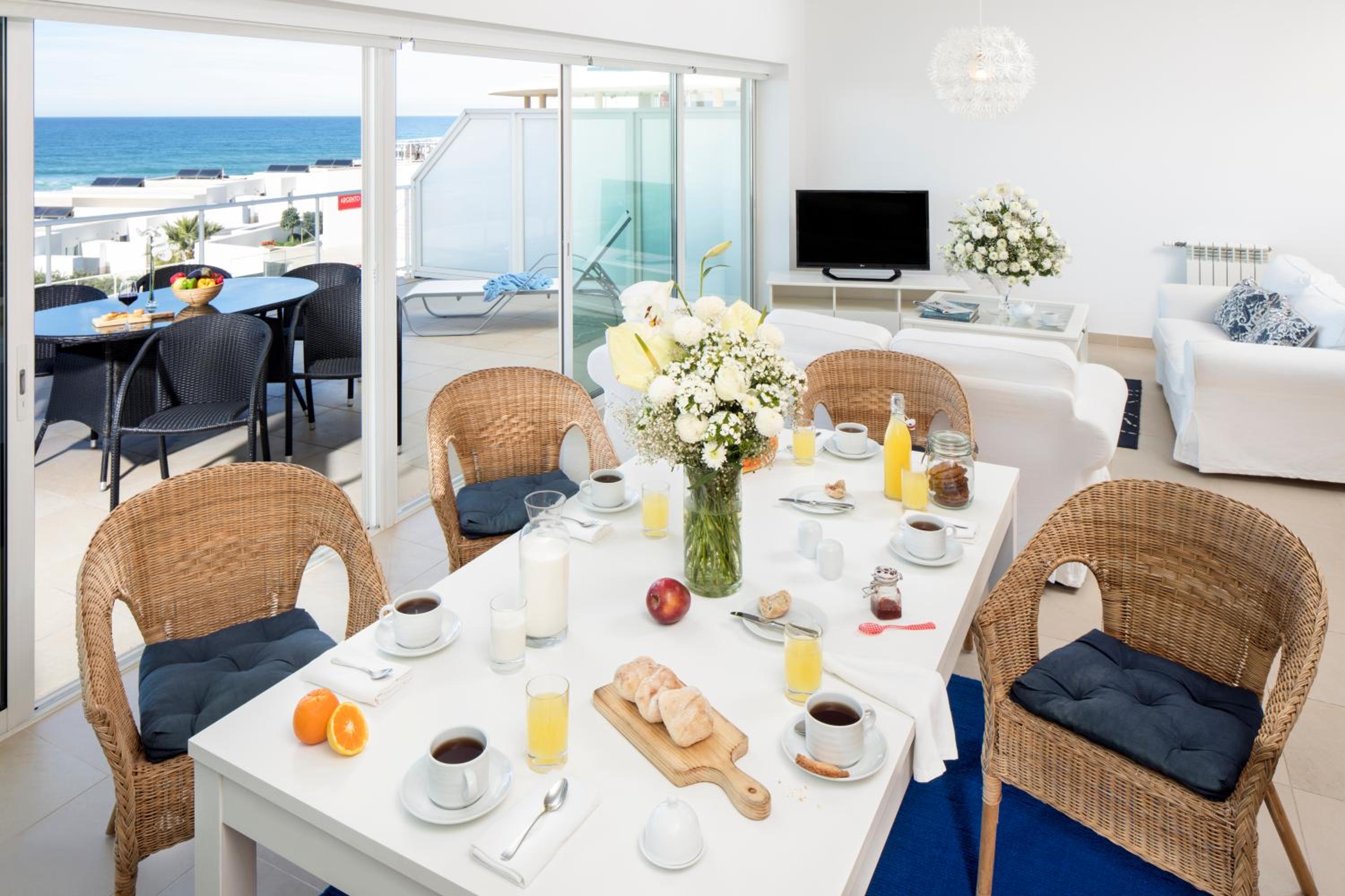 Two-Bedroom Apartment with Sea View - Photo 2