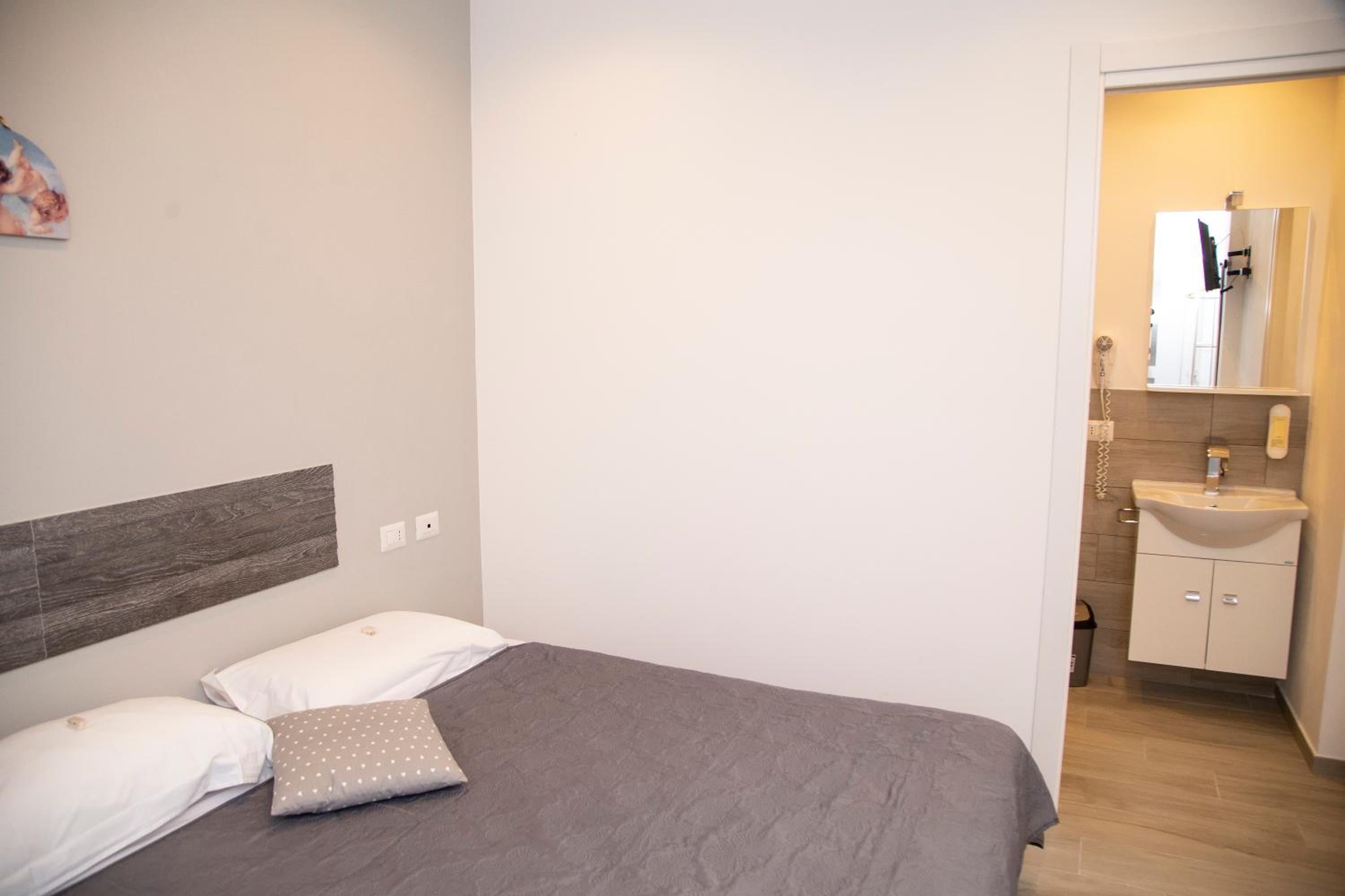 Standard Single Room with Shower photo 1