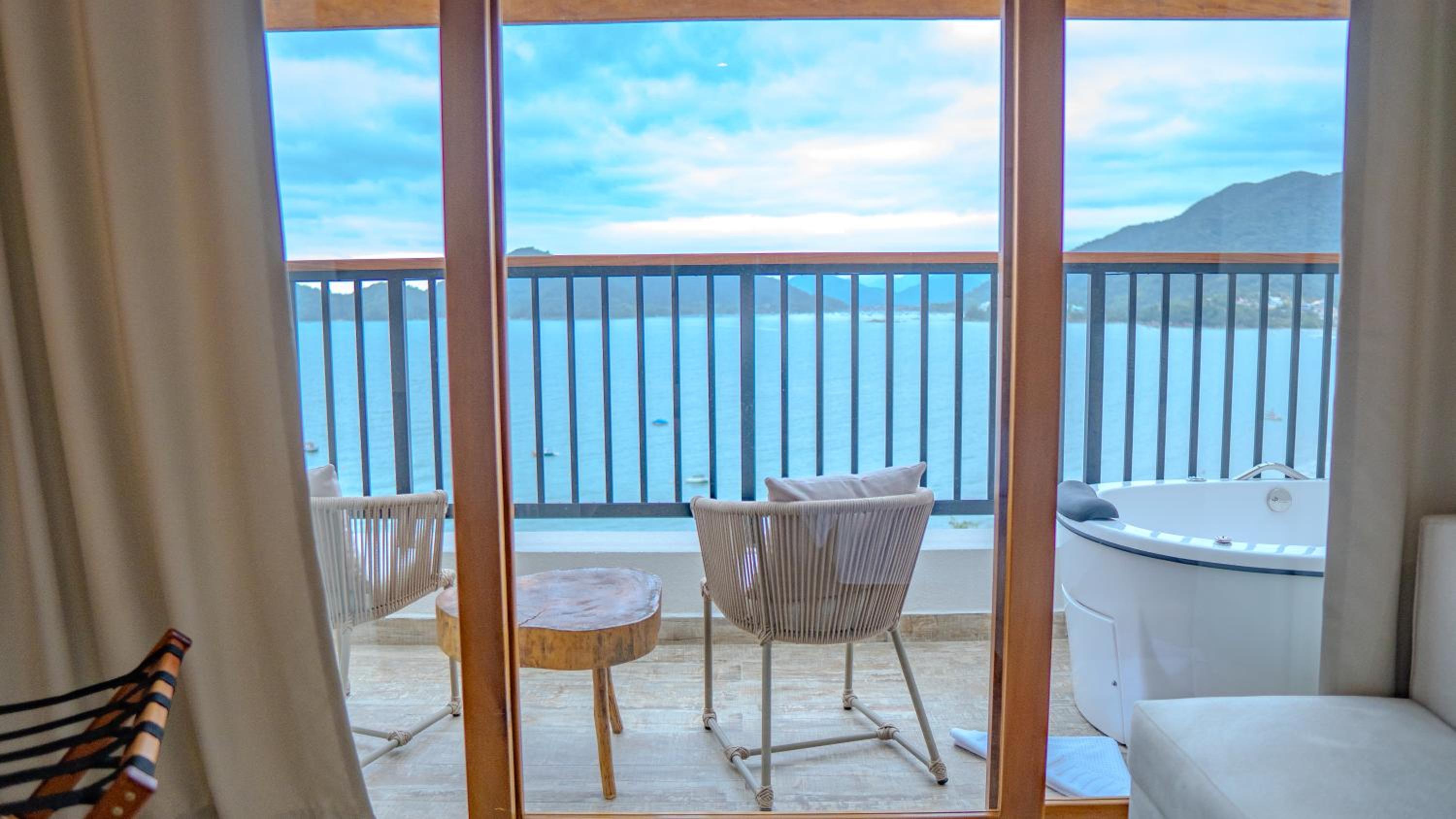 Superior King Room Sea View thumbnail 5