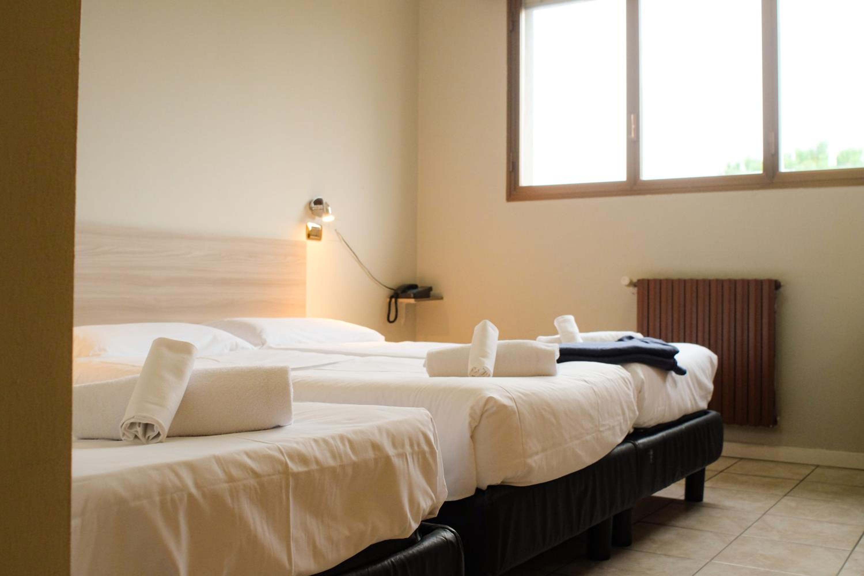 Economy Triple Room - Photo 3