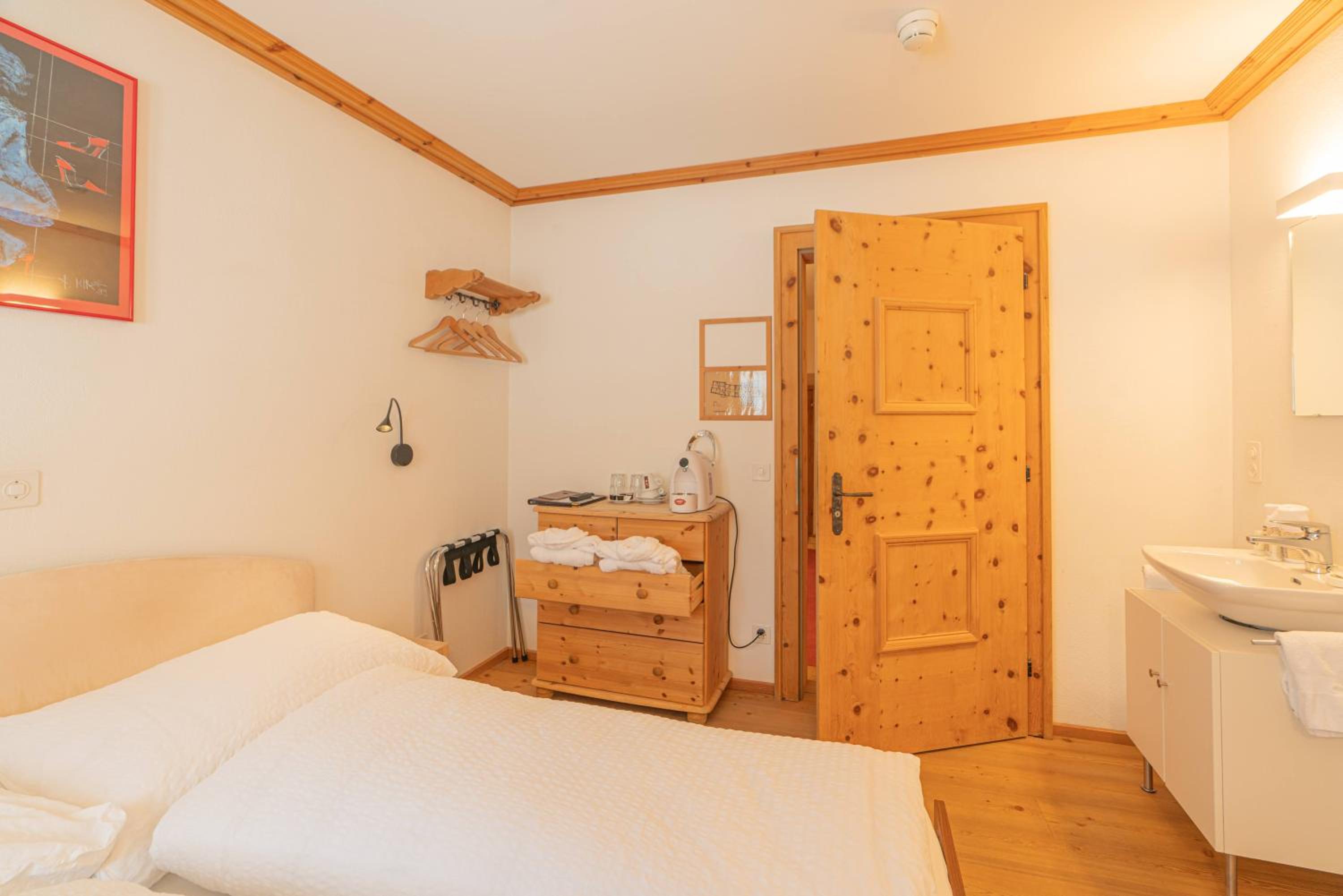 Budget Double Room with Shared Bathroom photo 3