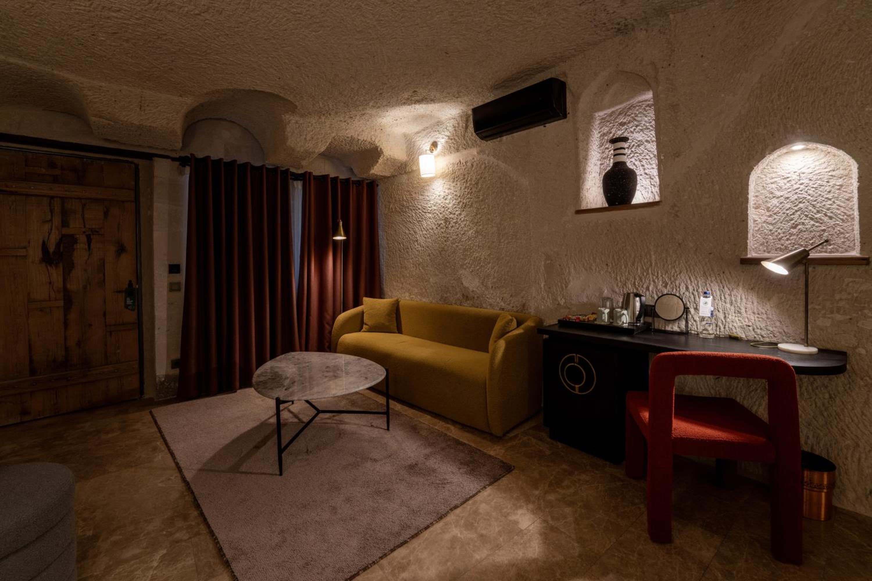 Deluxe Cave Room photo 3