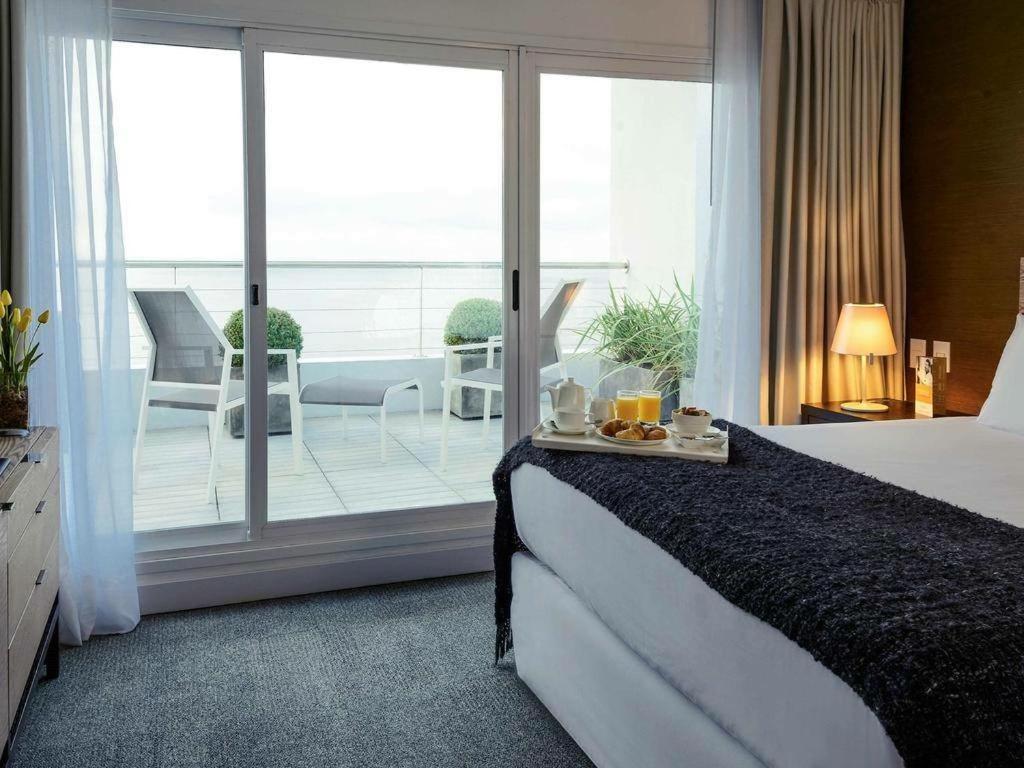 Junior Suite with Queen Bed and Balcony photo 2