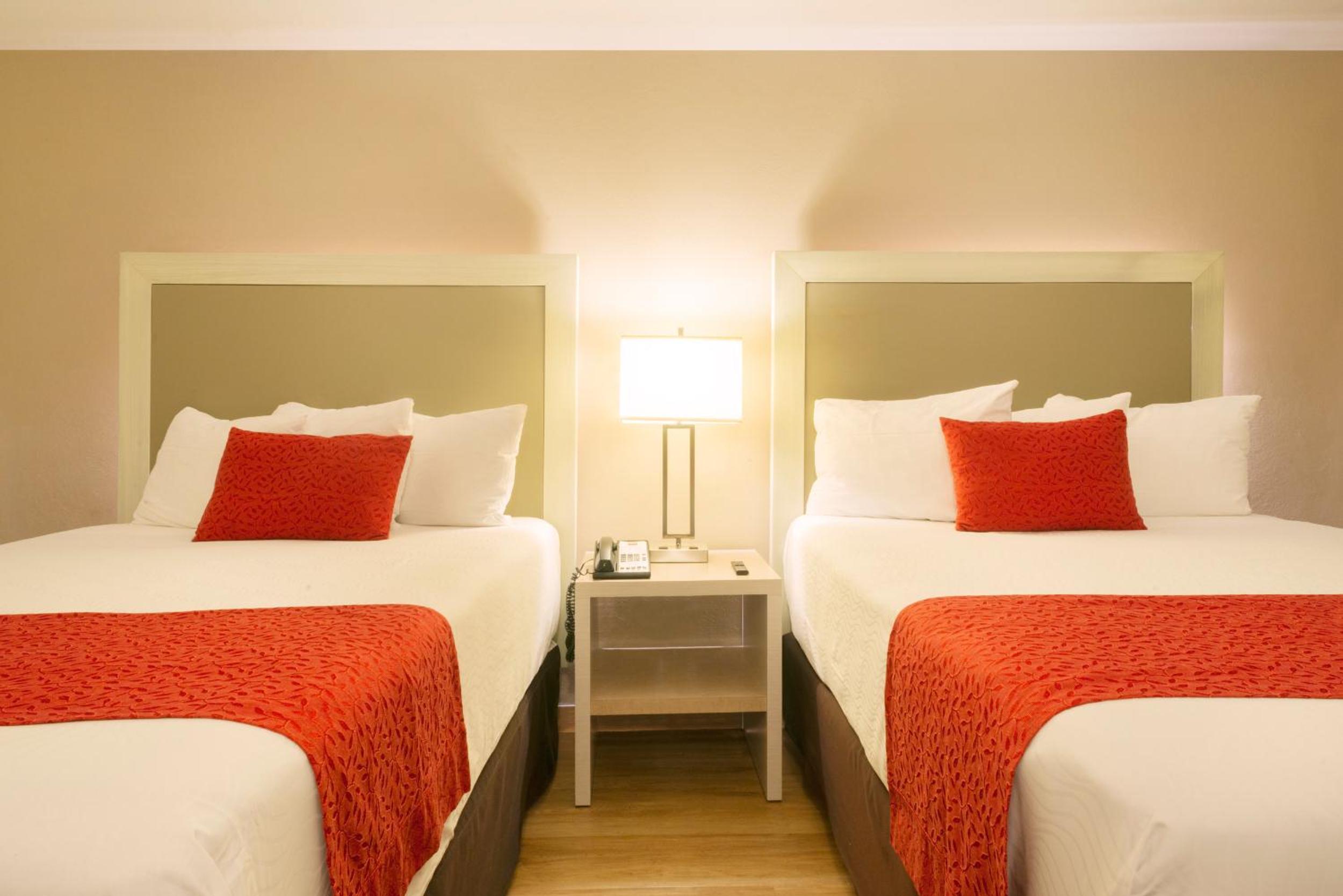 Double Room with Two Double Beds - Photo 2