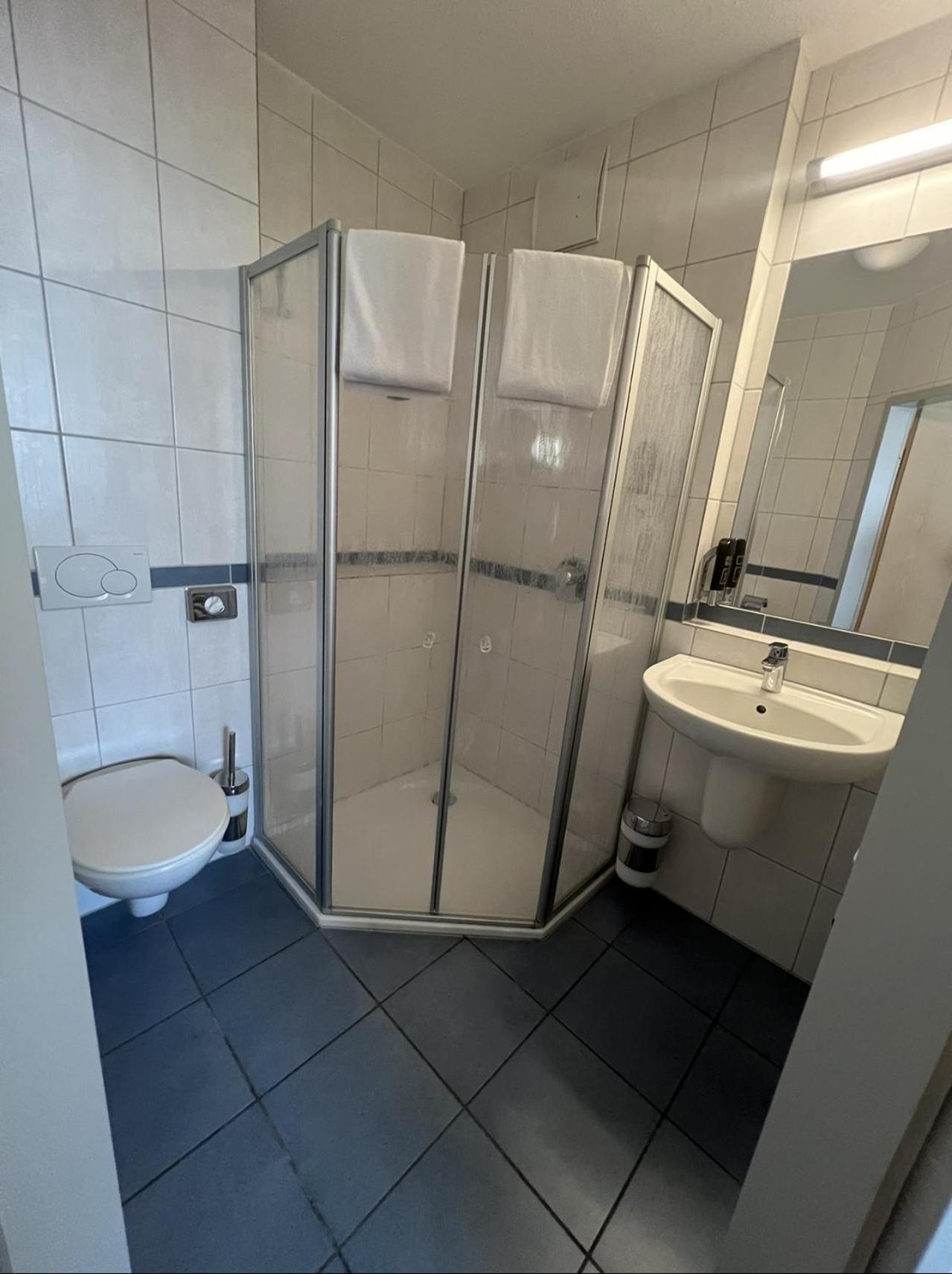 Standard Double Room - Photo 4
