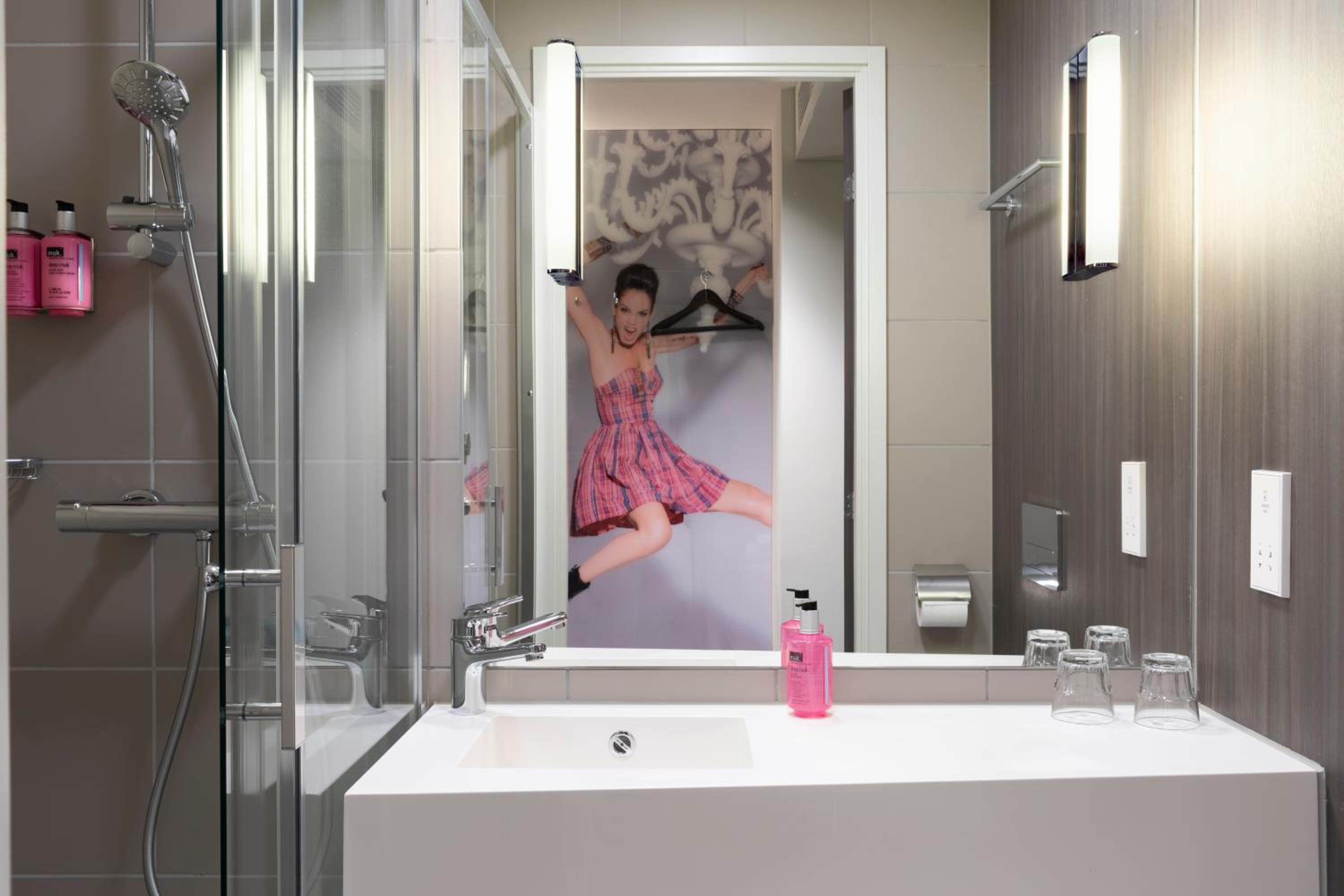 Moxy Double Sleeper Twin Room - Photo 4