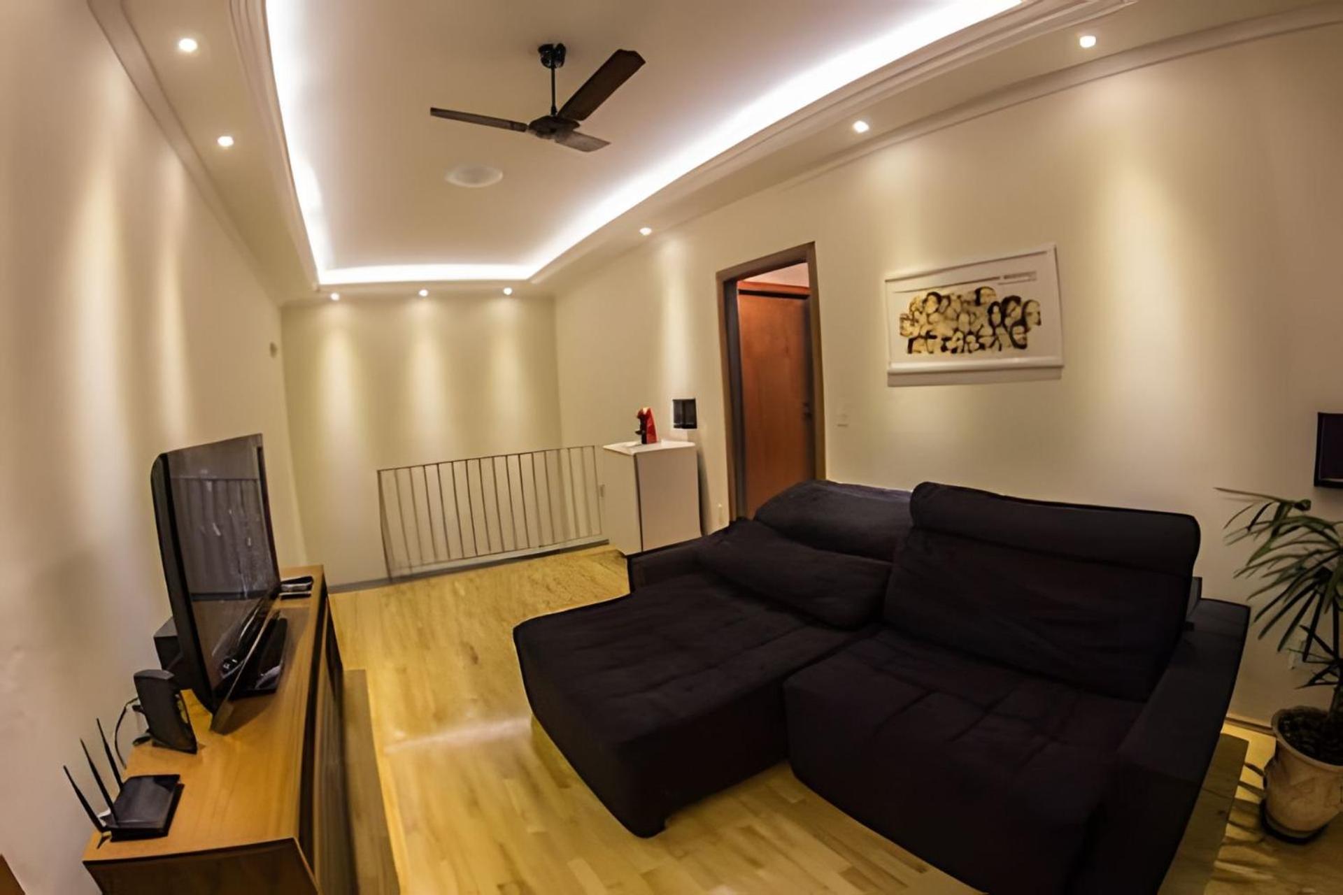 Six-Bedroom House photo 1