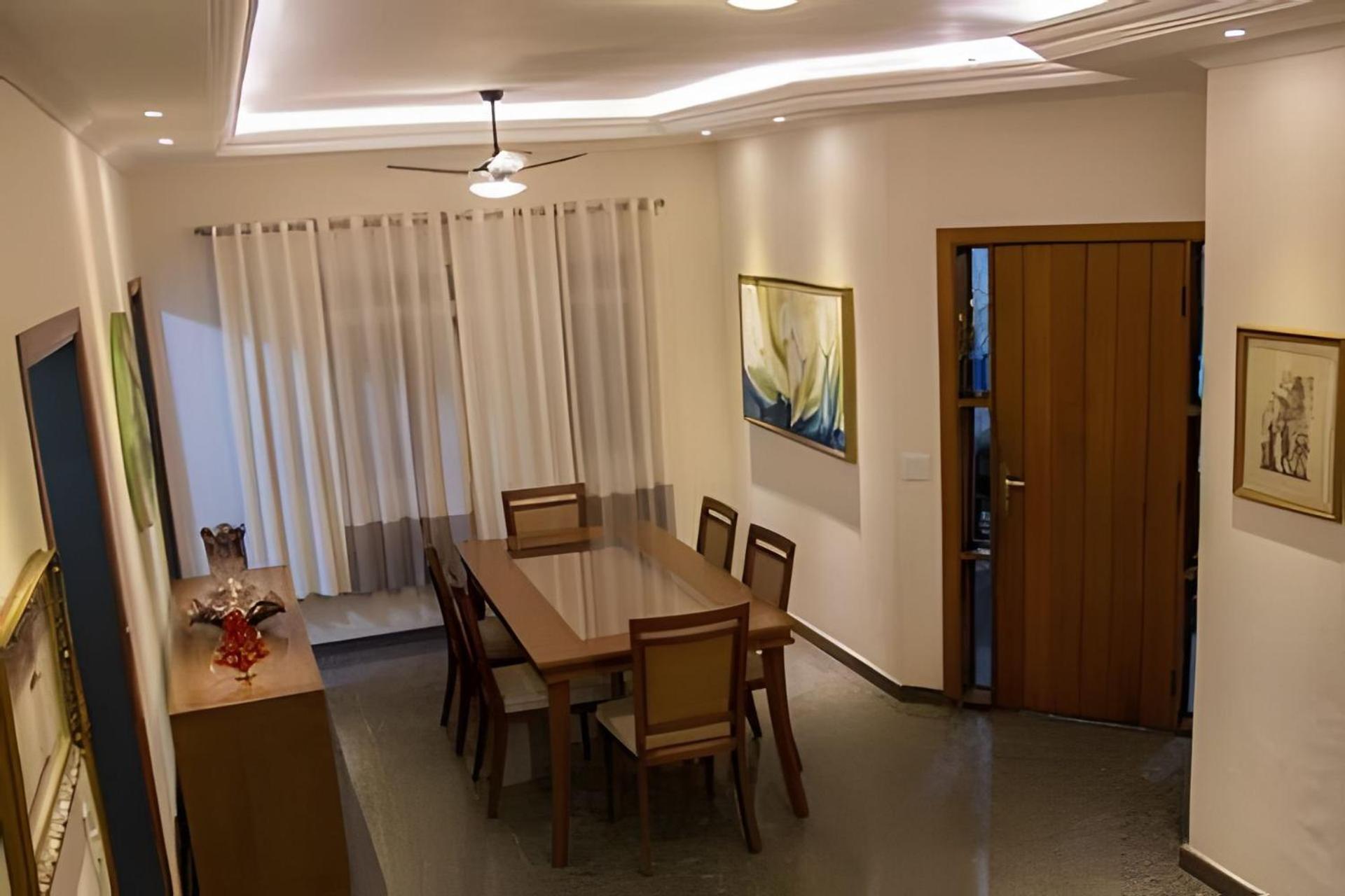 Six-Bedroom House photo 3