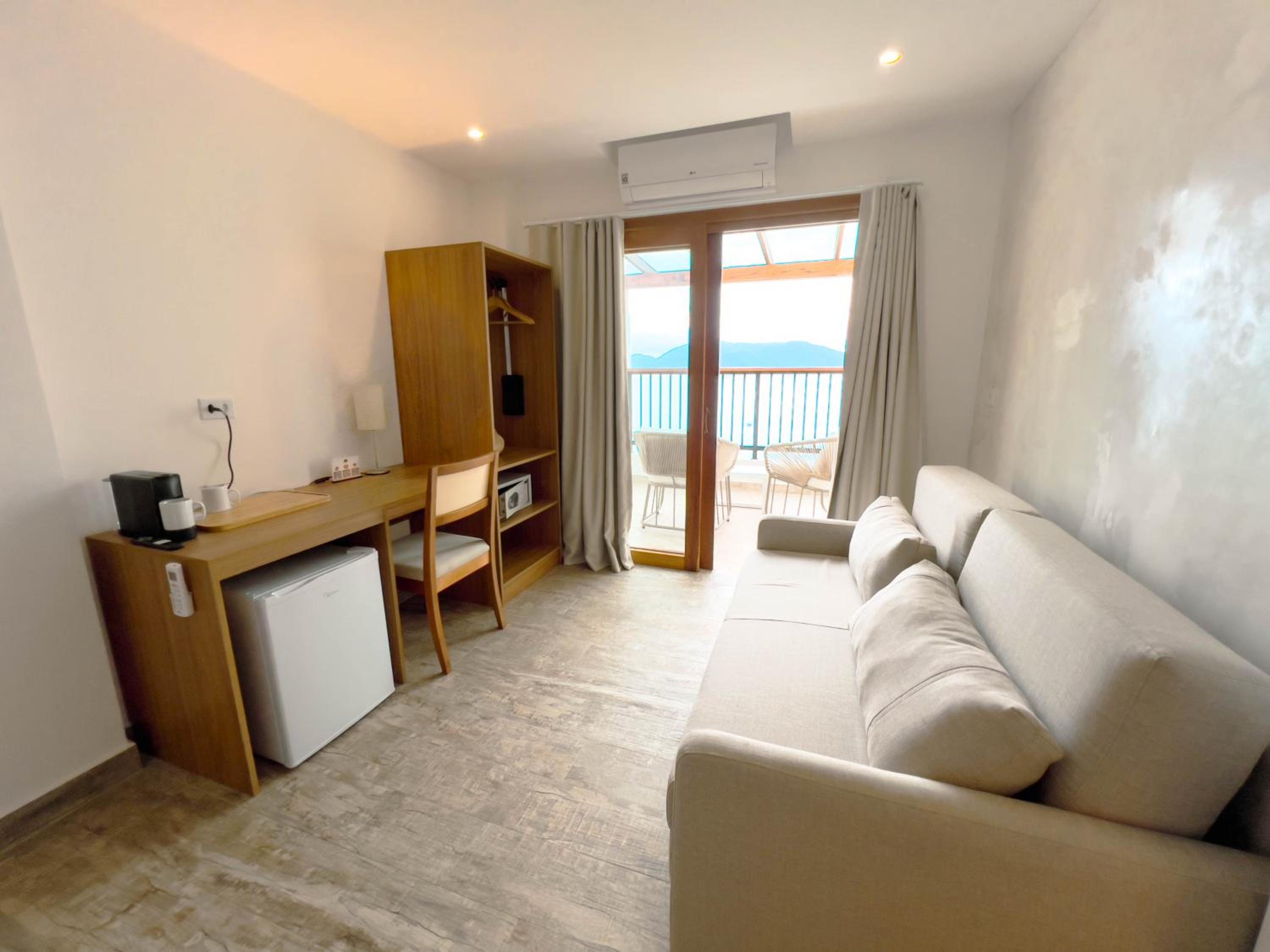 Triple Room with Balcony Sea View
