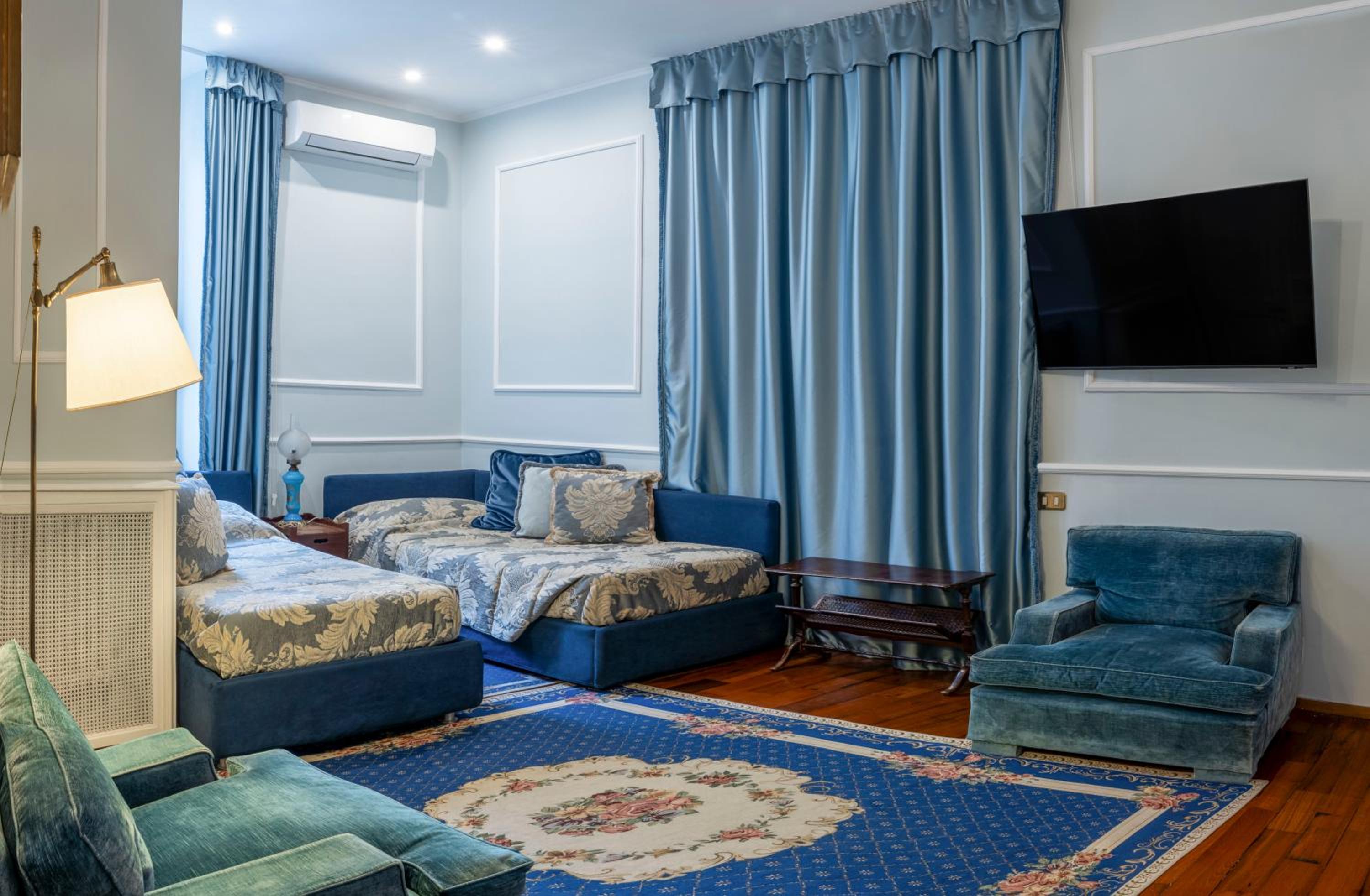 Queen Hortense Suite photo 2