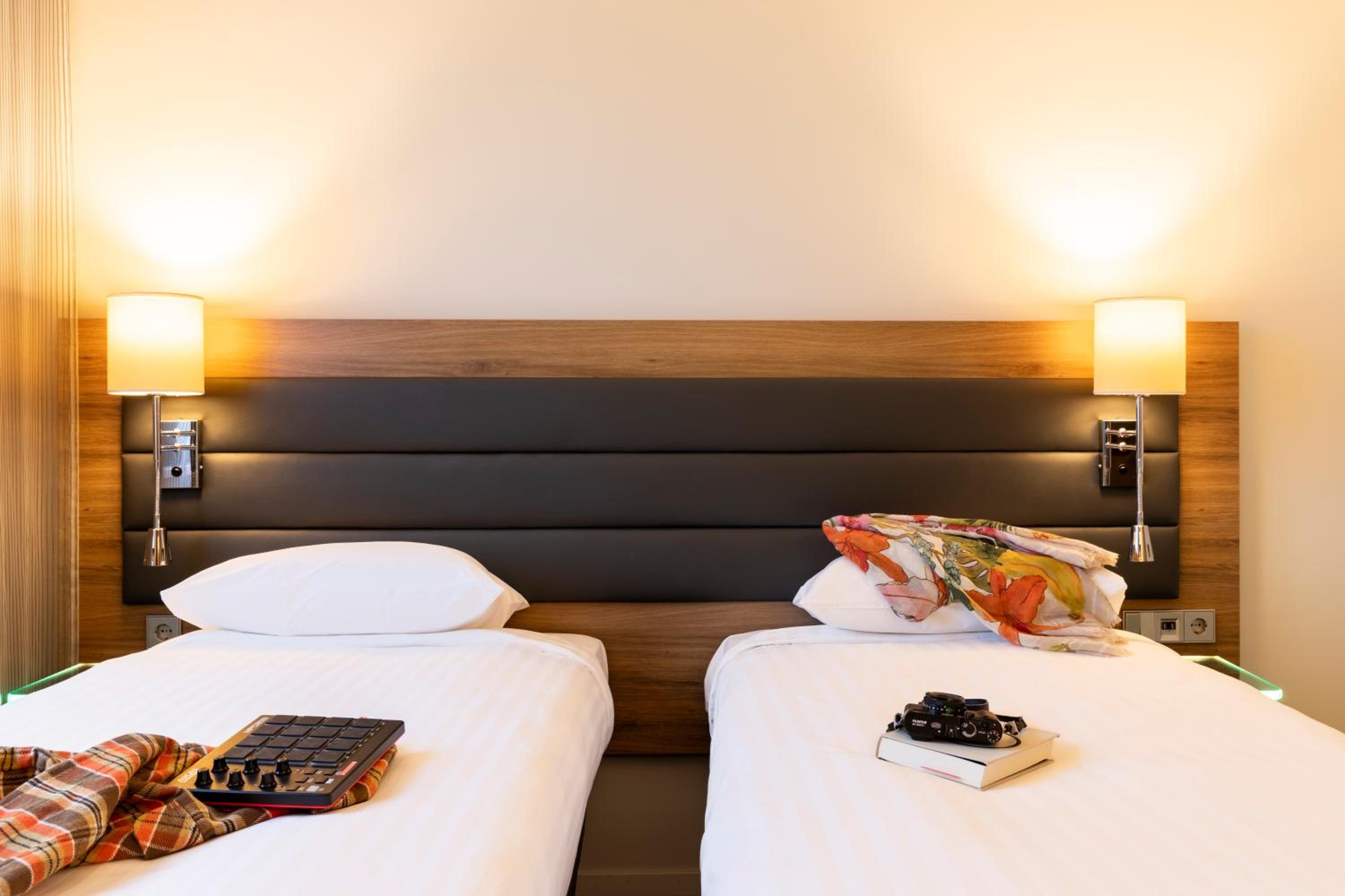 Moxy Twin Room photo 3