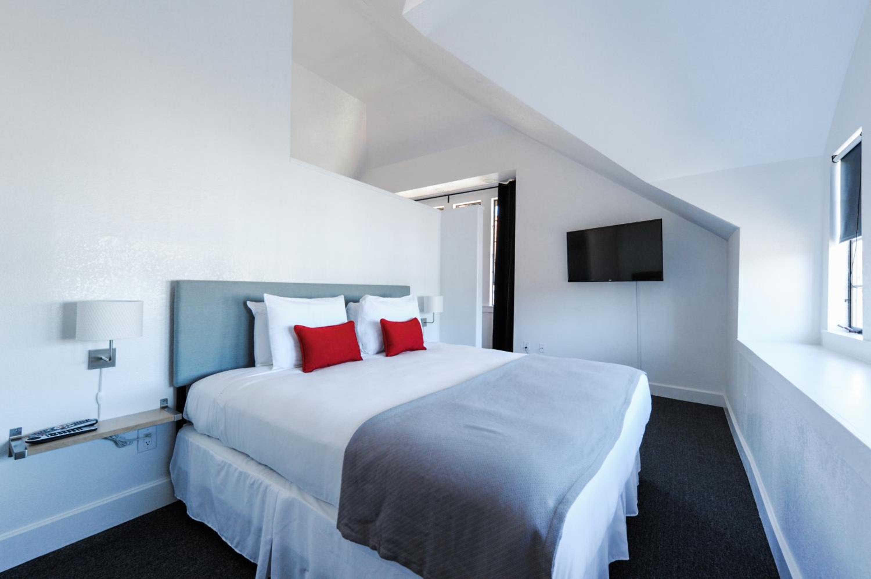 Deluxe King Suite photo 2
