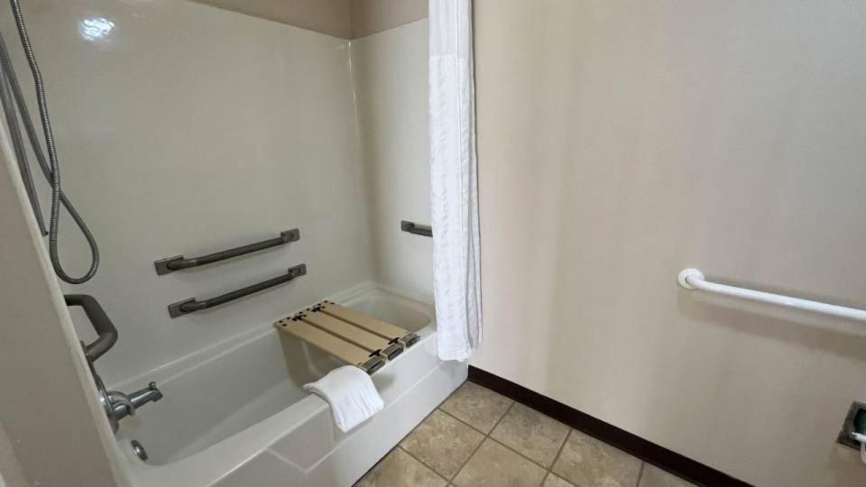 Quadruple Room - Disability Access - Non-Smoking - Photo 5
